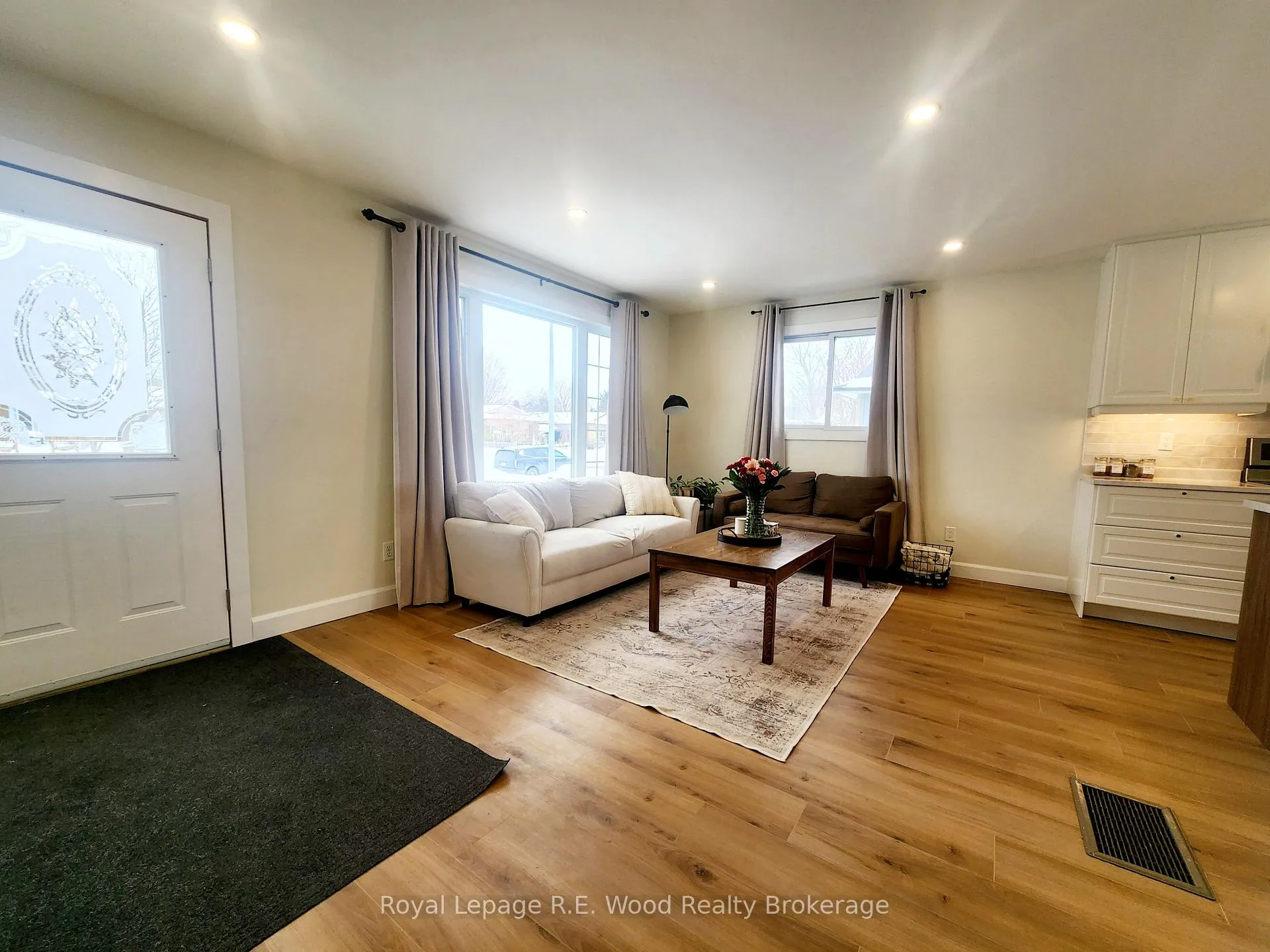 Photo 2 of 6 Centennial Avenue, Tillsonburg — HOMEH
