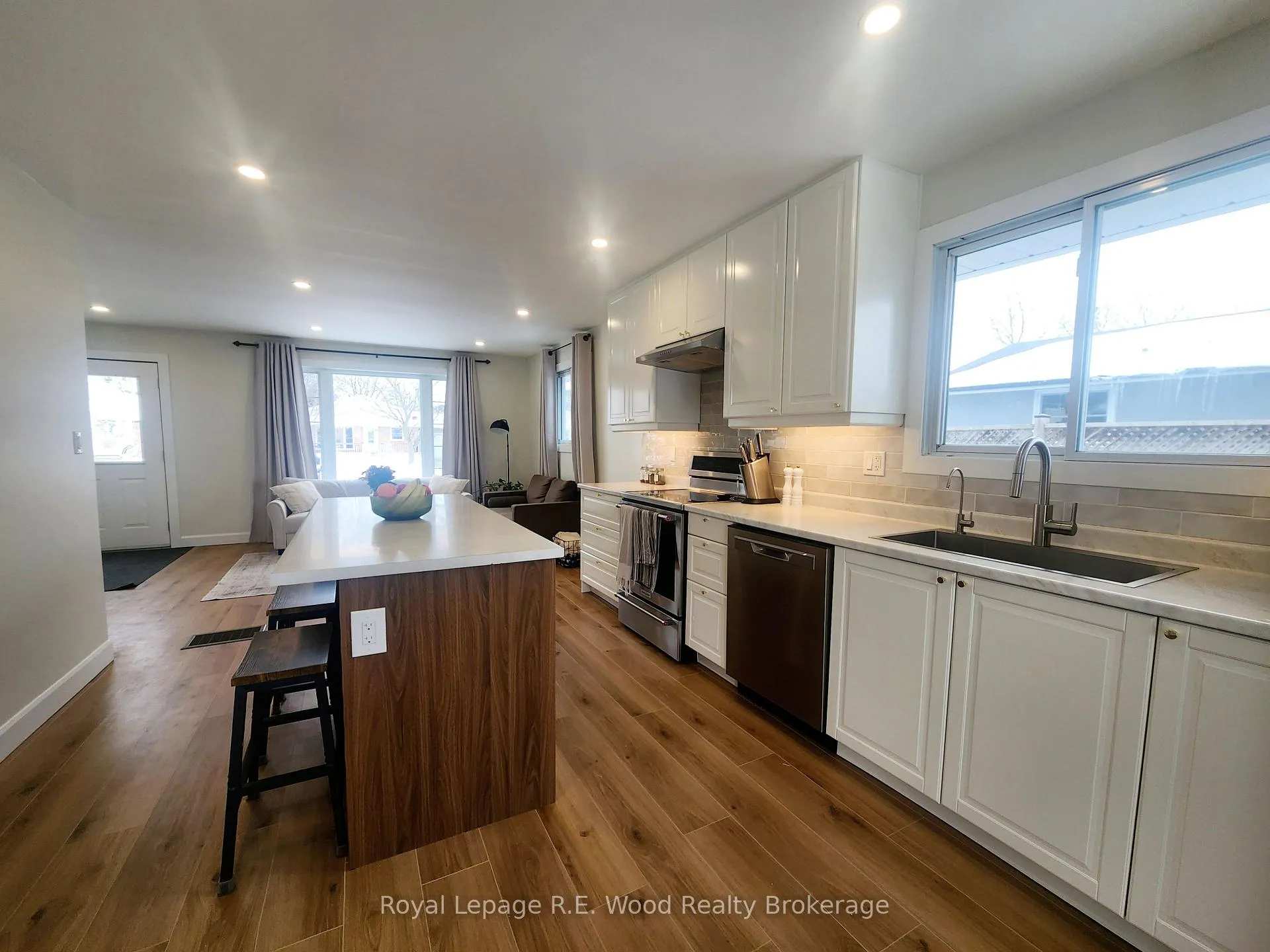 Photo 5 of 6 Centennial Avenue, Tillsonburg — HOMEH