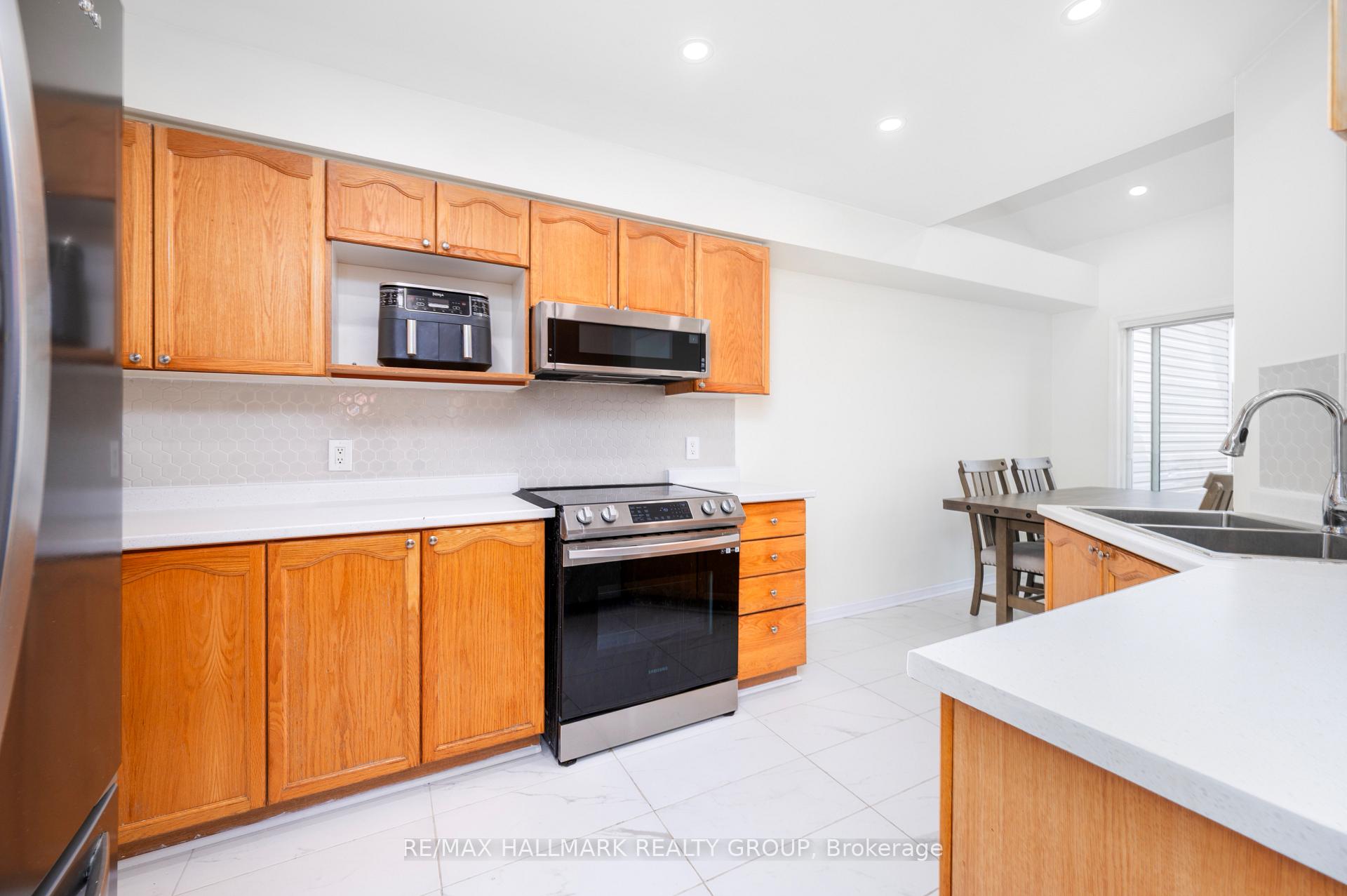 Photo 8 of 73 Palmadeo Drive, Ottawa, Barrhaven - Longfields — HOMEH
