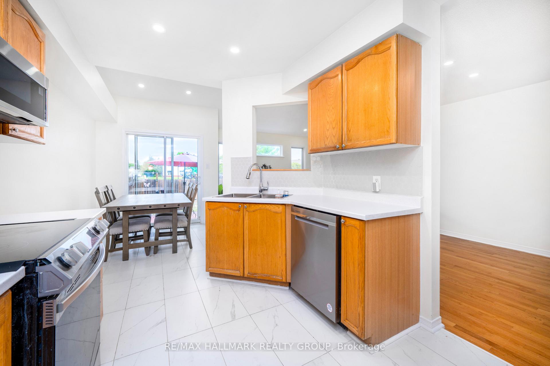 Photo 10 of 73 Palmadeo Drive, Ottawa, Barrhaven - Longfields — HOMEH