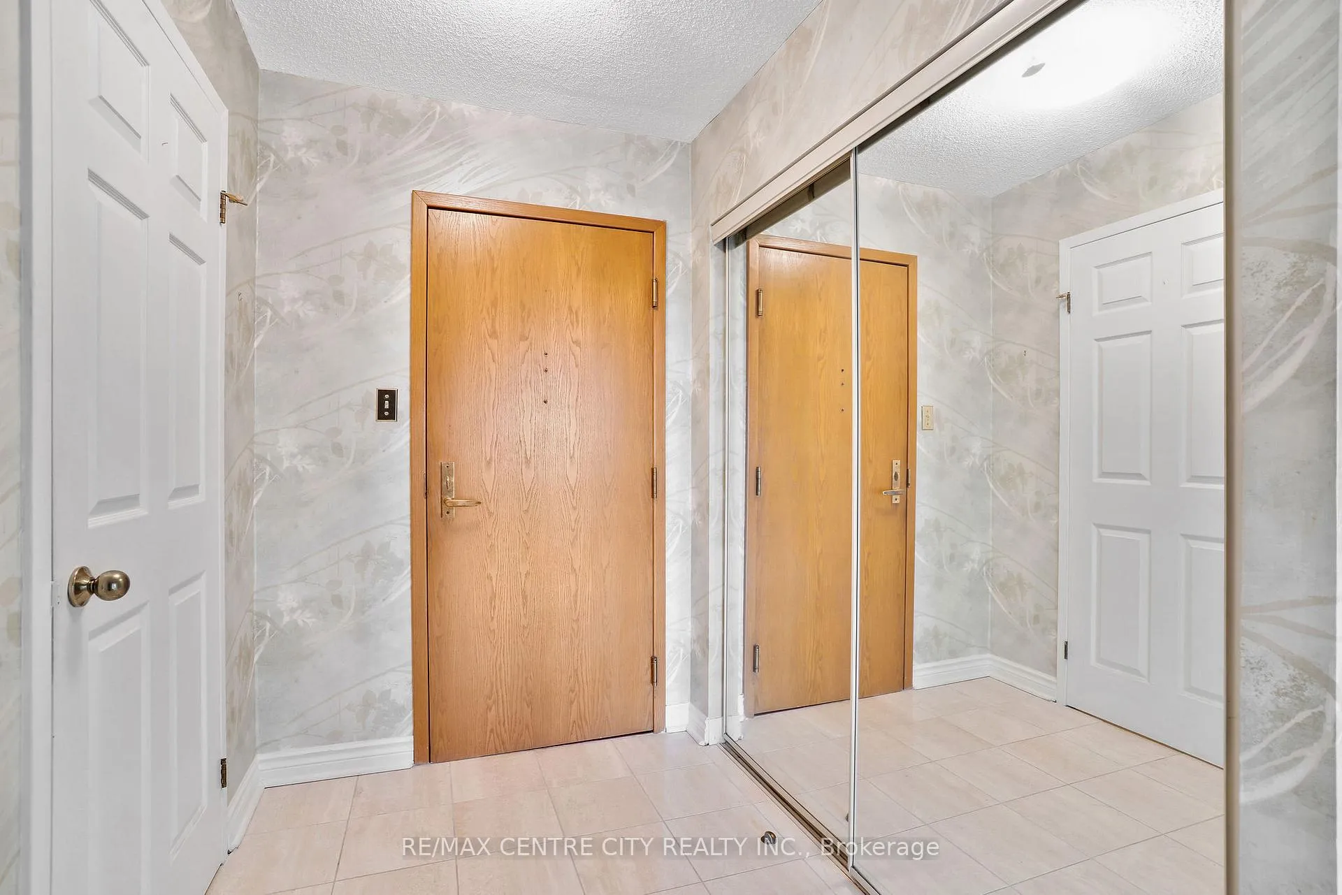 Photo 6 of Unit 808, 4 Willow Street, Waterloo — HOMEH