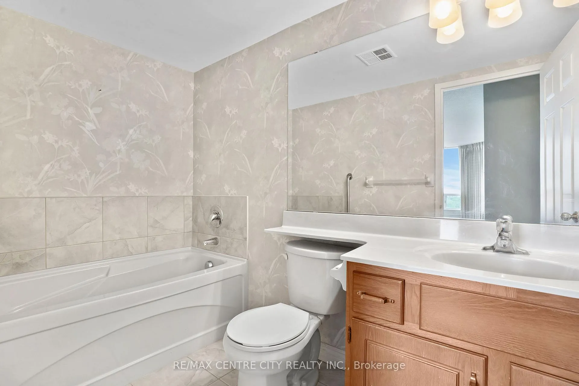 Photo 25 of Unit 808, 4 Willow Street, Waterloo — HOMEH