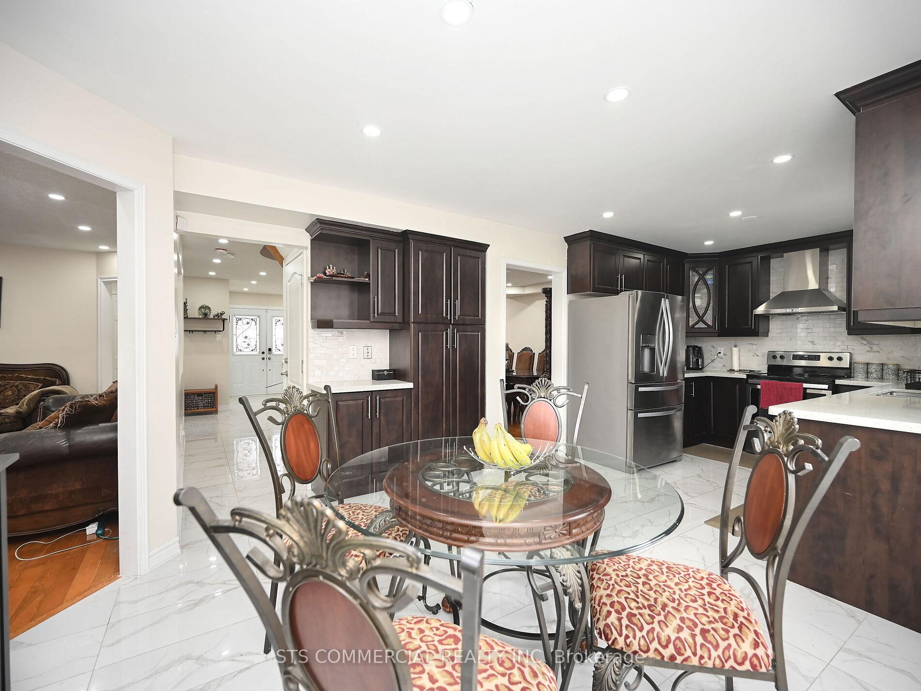 Photo 8 of 72 Adirondack Crescent W, Brampton, Sandringham-Wellington — HOMEH