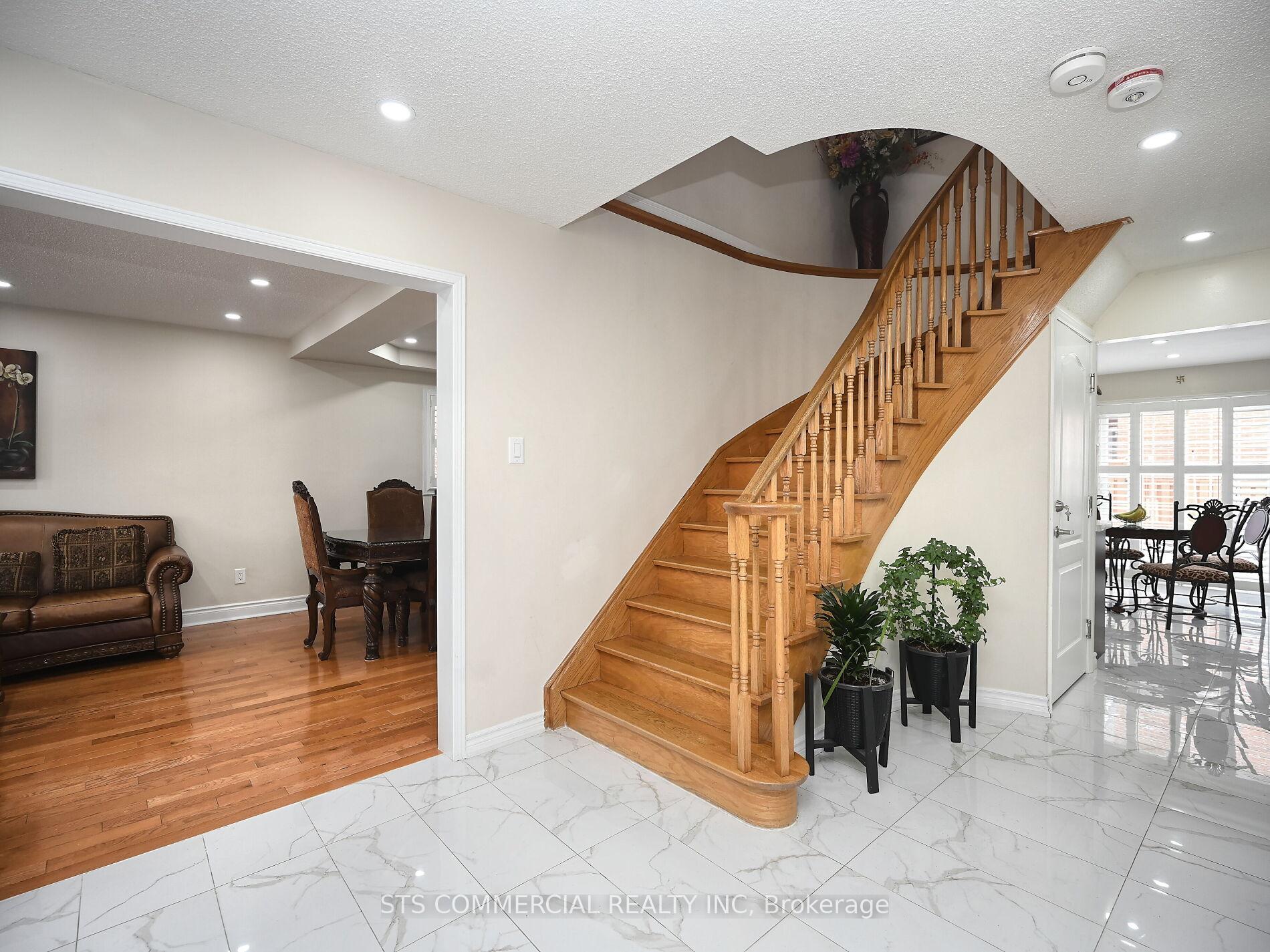 Photo 38 of 72 Adirondack Crescent W, Brampton, Sandringham-Wellington — HOMEH