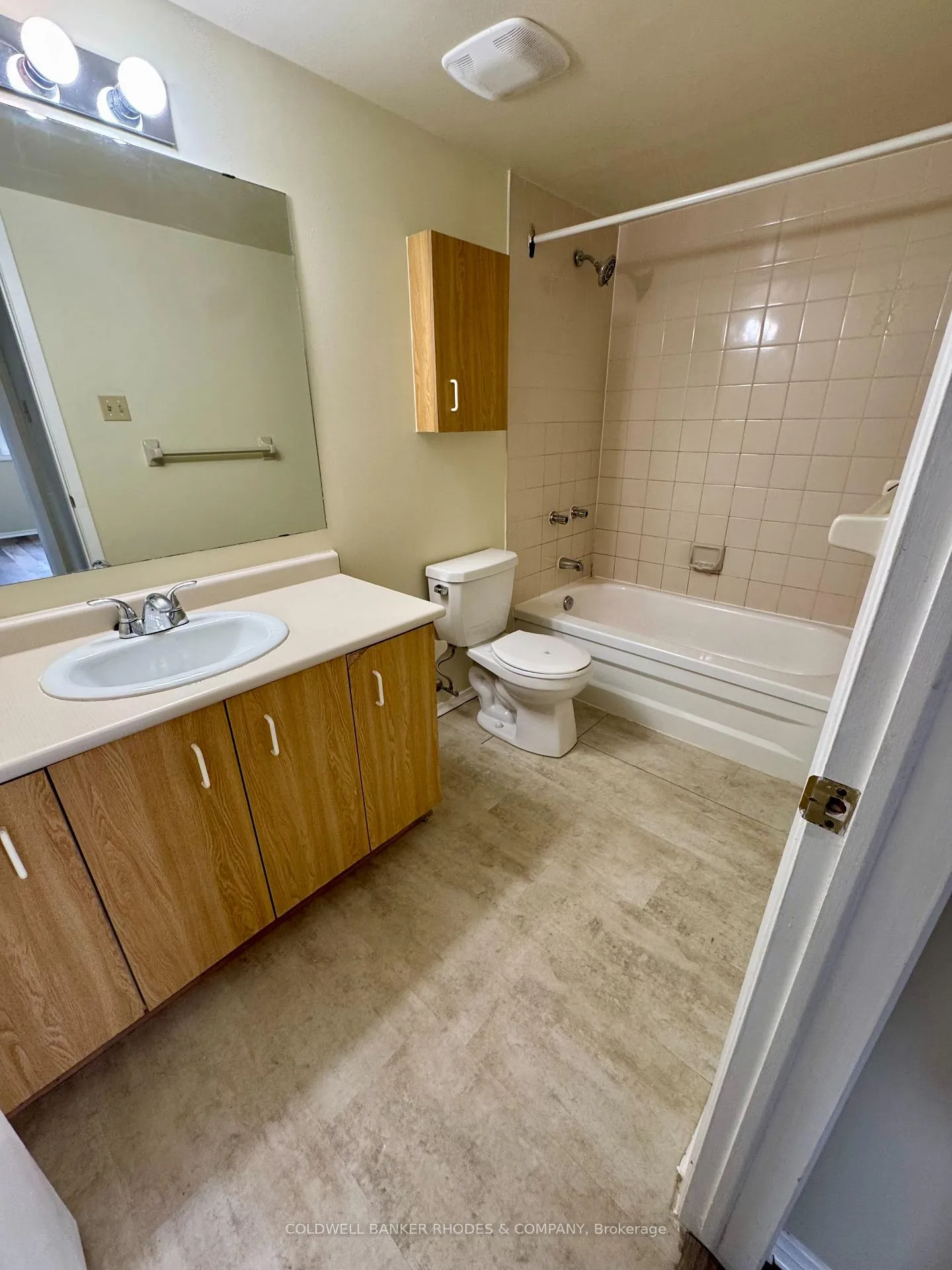Photo 11 of Unit 302, 325 Centrum Boulevard, Ottawa, Bilberry Creek/Queenswood Heights — HOMEH