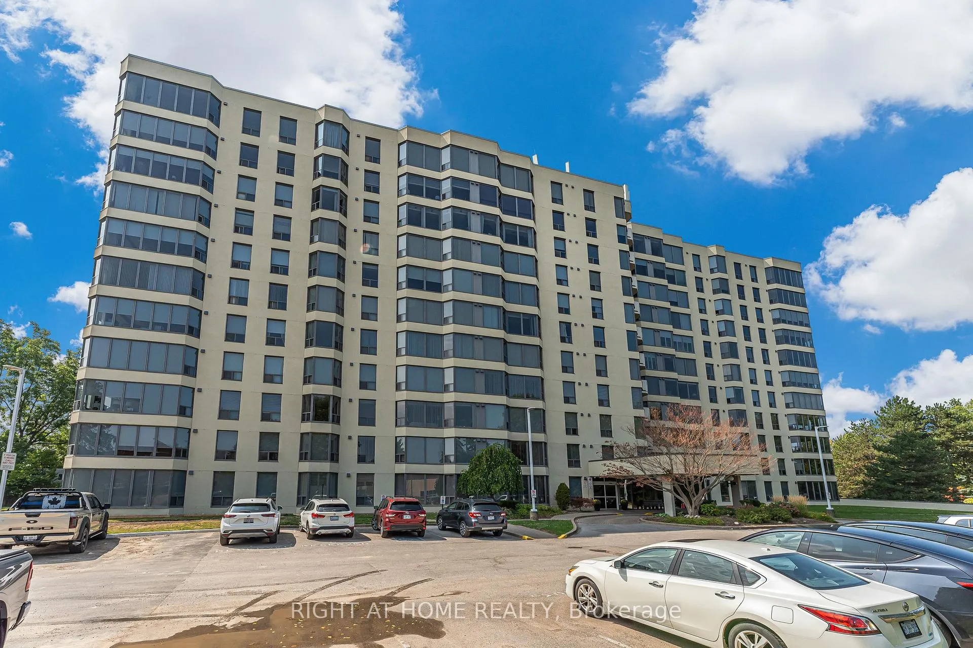 Photo 3 of Unit 707, 81 Scott Street, St. Catharines, Lakeport — HOMEH
