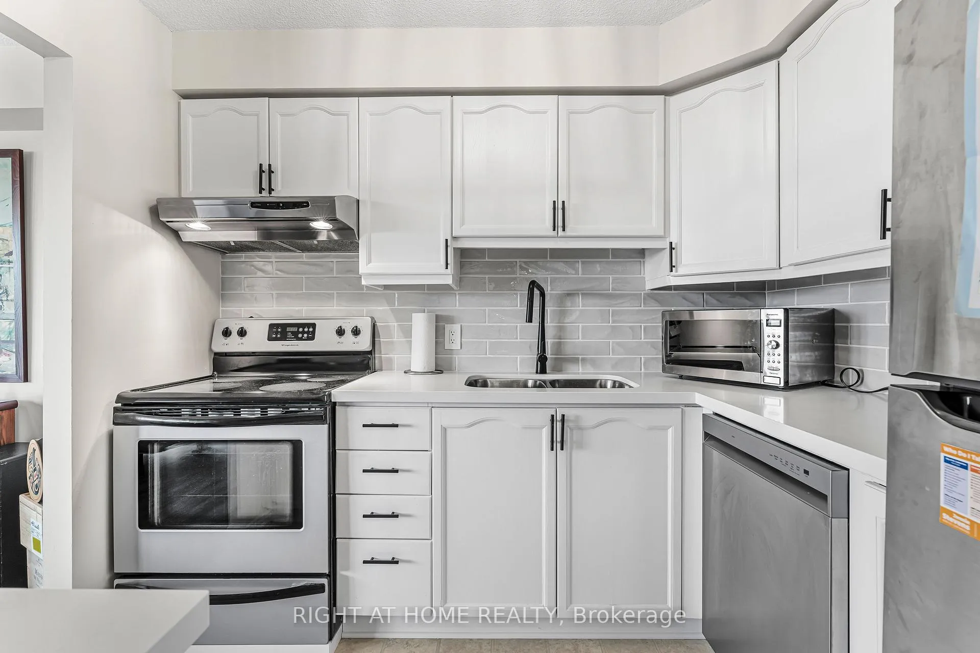 Photo 11 of Unit 707, 81 Scott Street, St. Catharines, Lakeport — HOMEH