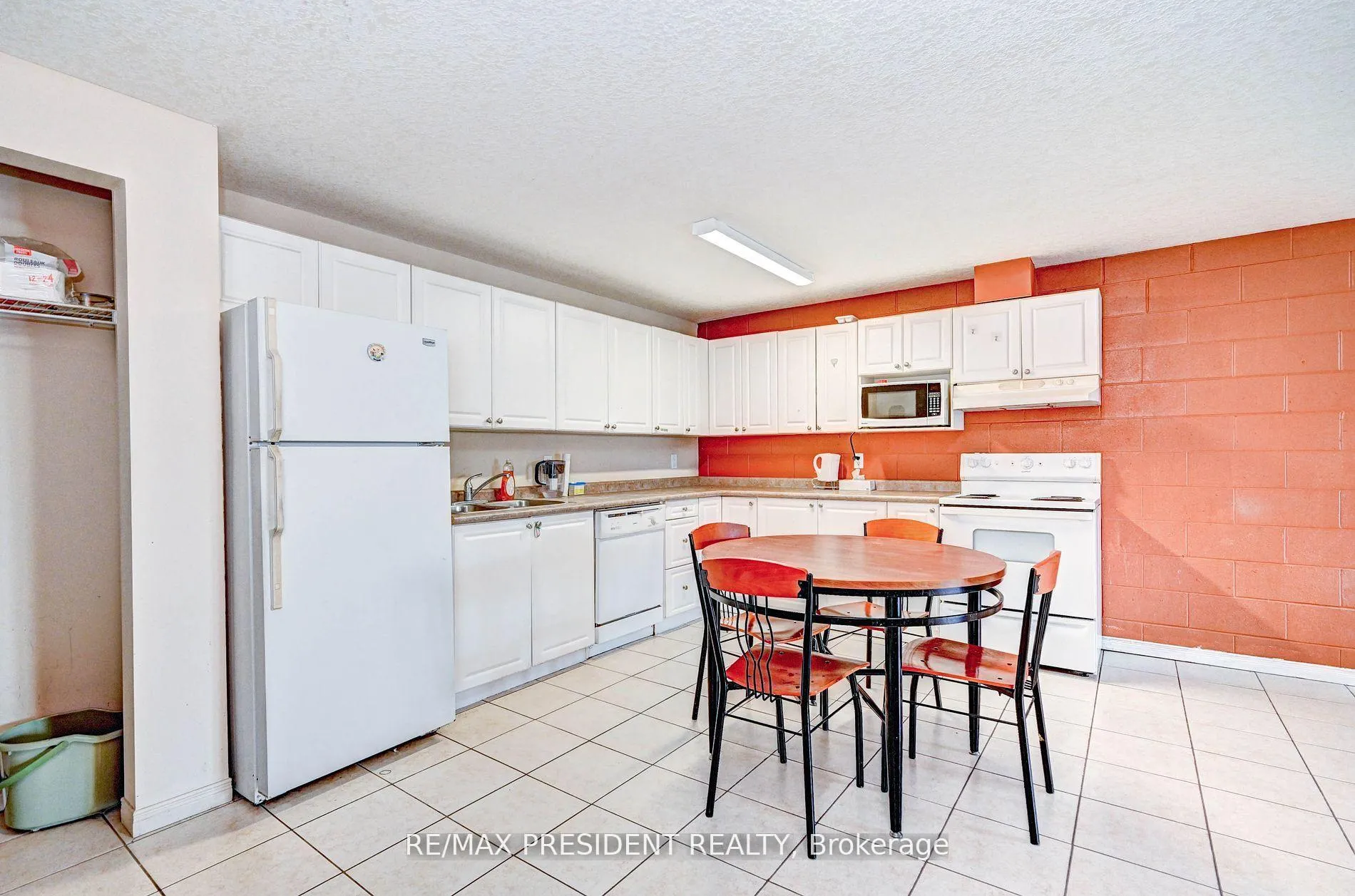 Photo 6 of Unit 504, 261 Lester Street, Waterloo, Beechwood/University — HOMEH