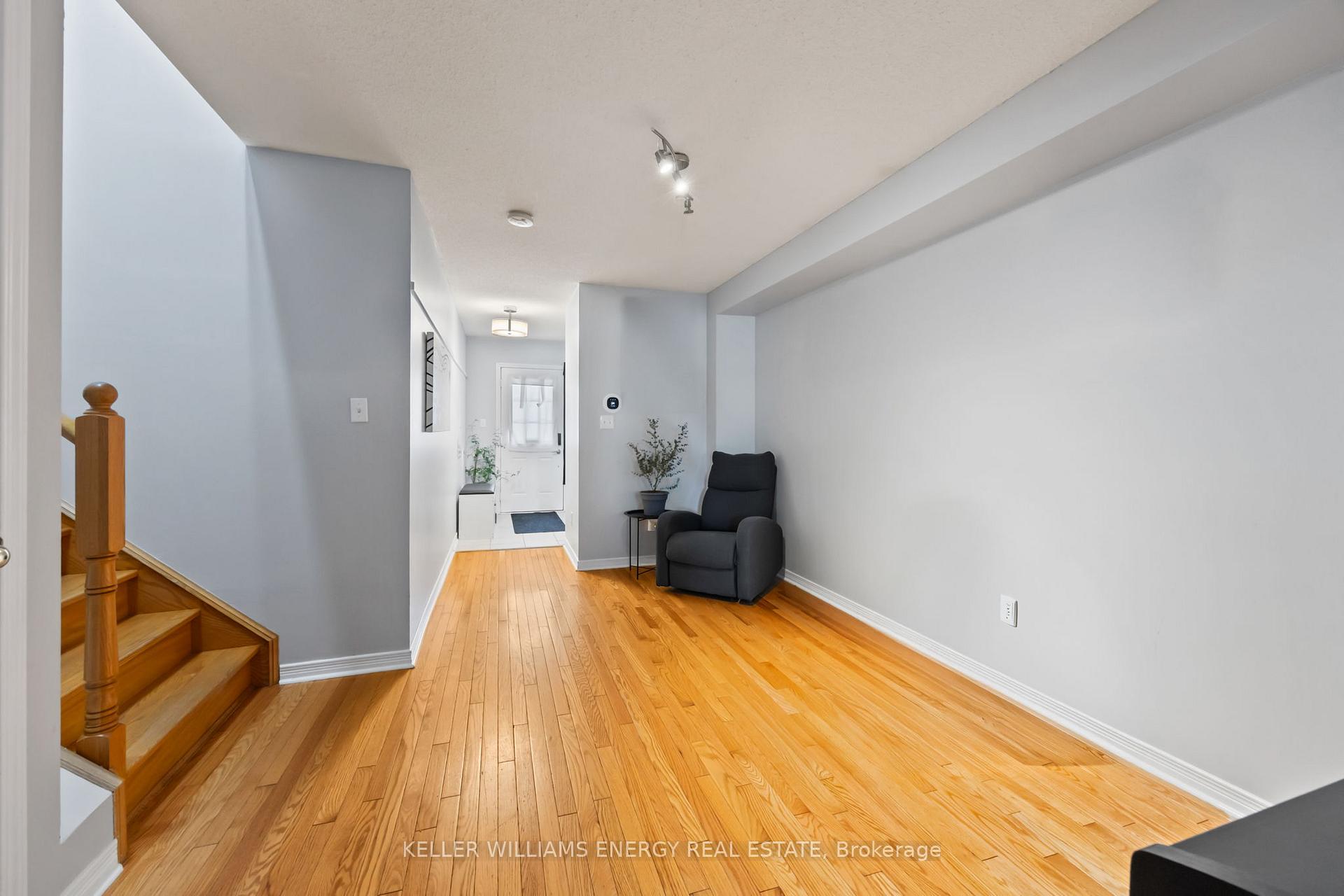Photo 2 of 85 Winchester Terrace, Barrie, Rural Barrie Southeast — HOMEH