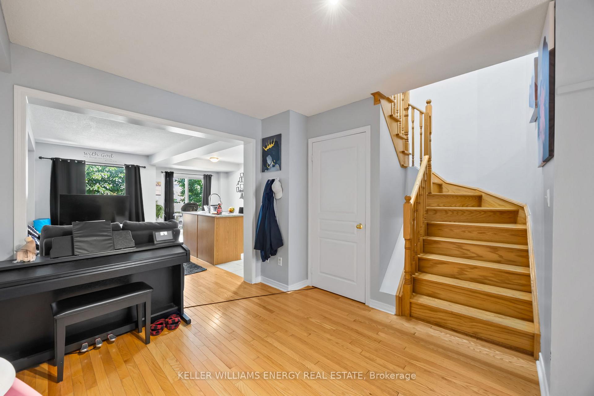 Photo 4 of 85 Winchester Terrace, Barrie, Rural Barrie Southeast — HOMEH
