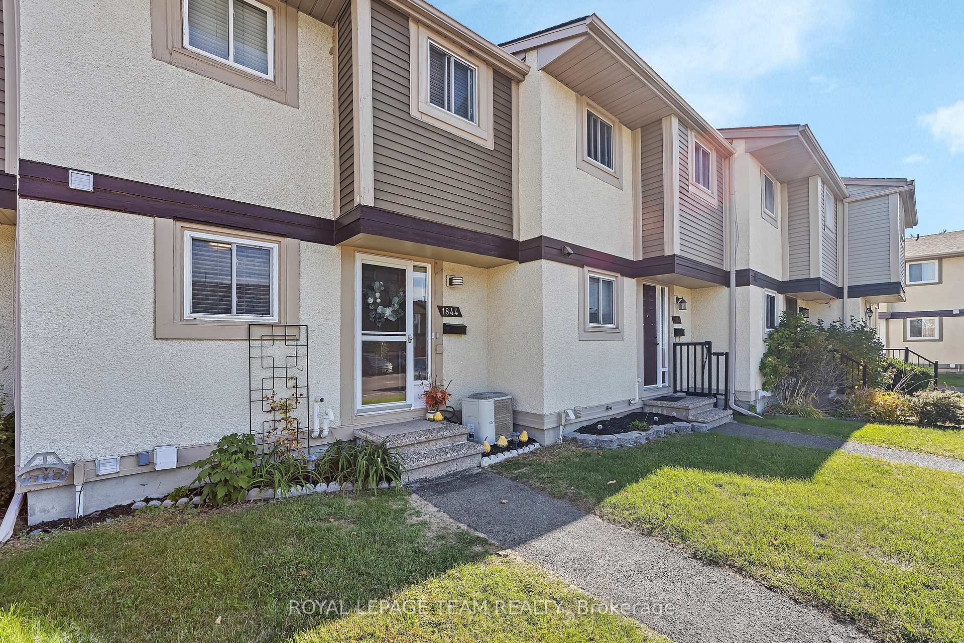 Photo 3 of 1844 Stonehenge Crescent, Ottawa, Pineview — HOMEH