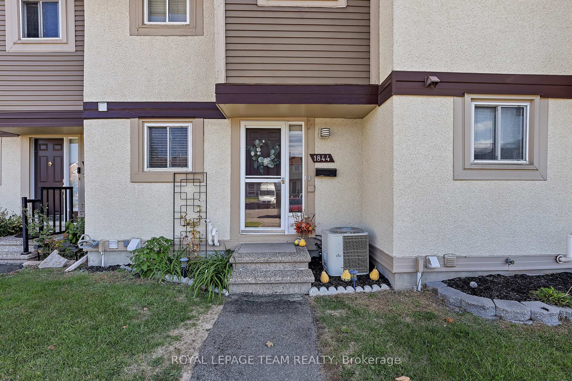 Photo 2 of 1844 Stonehenge Crescent, Ottawa, Pineview — HOMEH