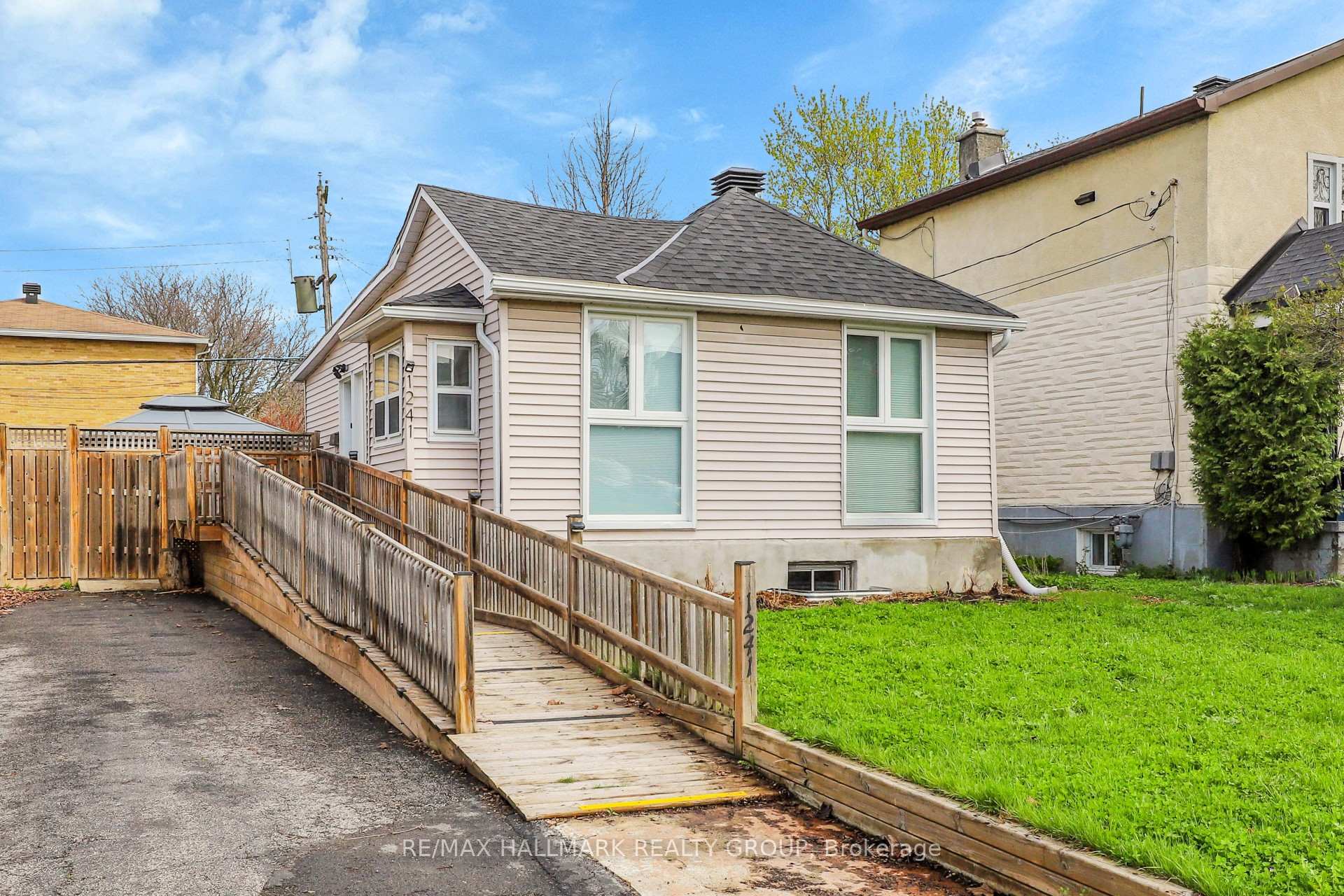 Photo 2 of 1241 Emperor Avenue, Ottawa, Carlington — HOMEH