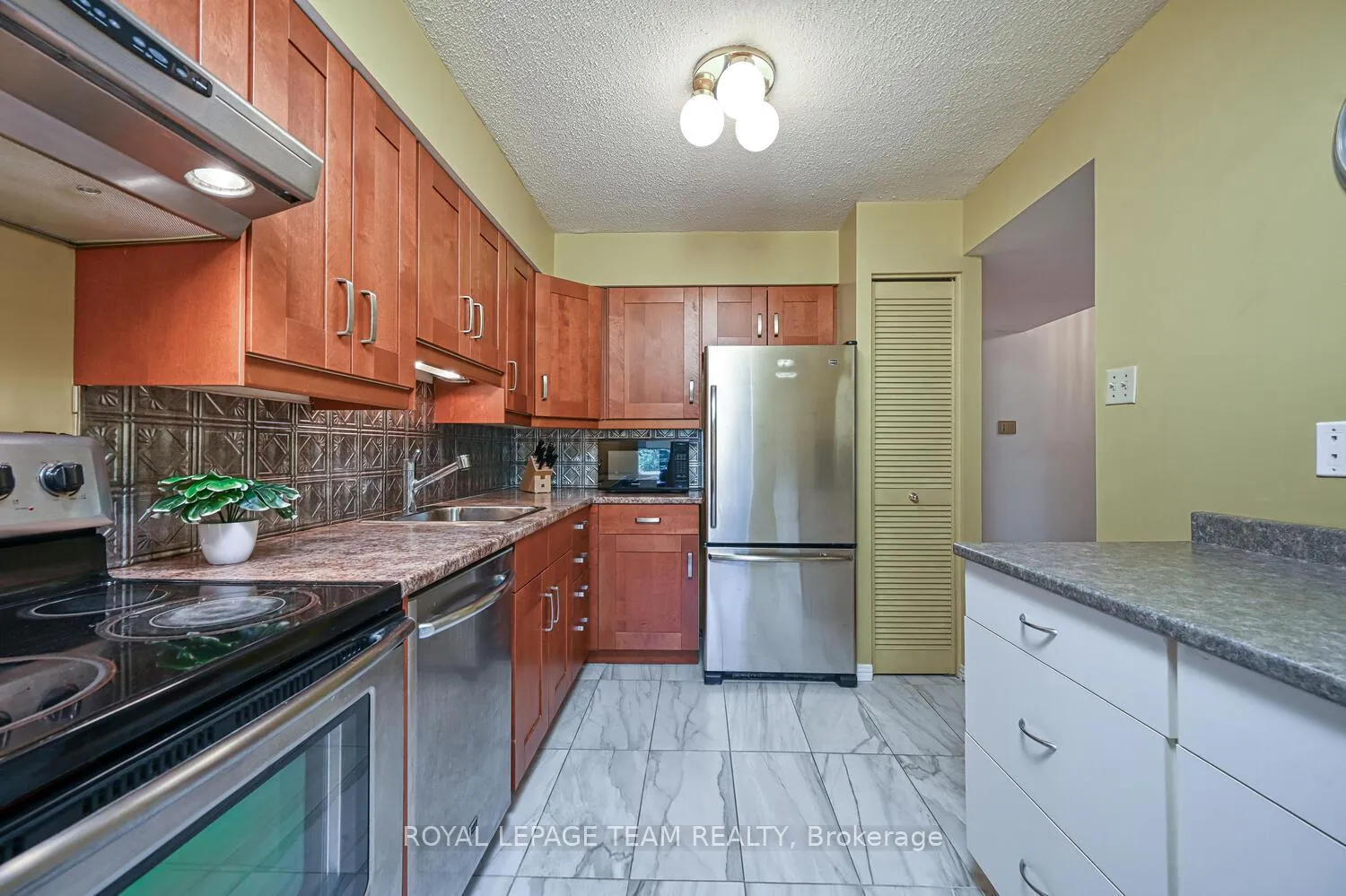 Photo 11 of Unit 403, 800 Mckellar Avenue, Ottawa, Carlingwood — HOMEH