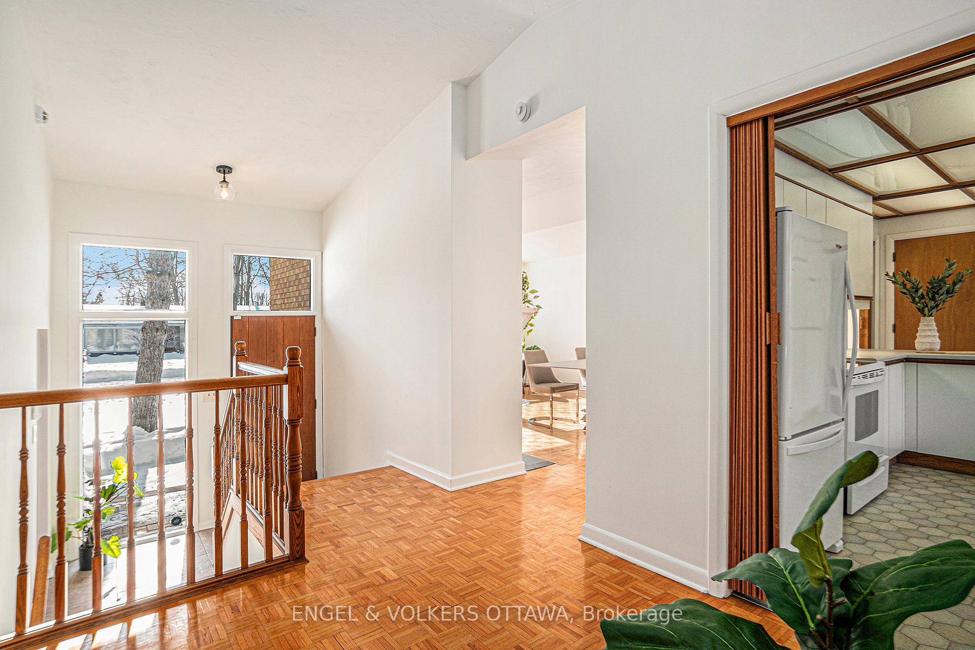 Photo 2 of 5 Deerlane Avenue, Ottawa, Pineglen/Country Place — HOMEH