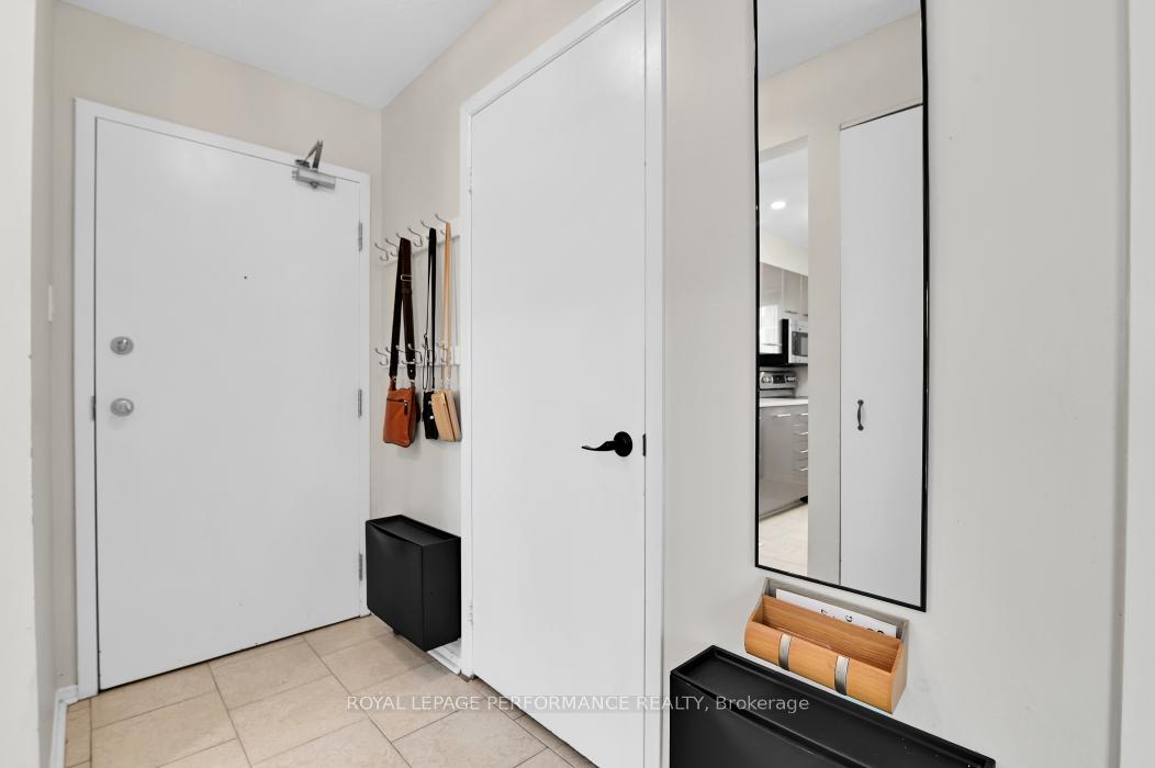 Photo 3 of Unit 409, 250 Brittany Drive, Ottawa, Viscount Alexander Park — HOMEH
