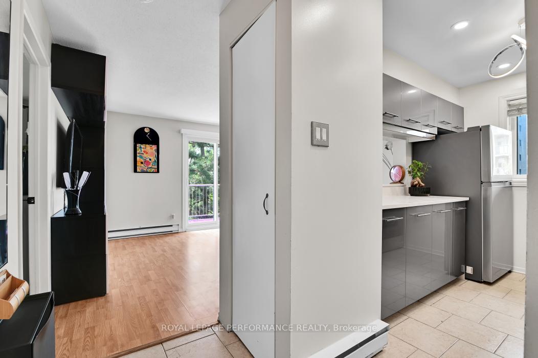Photo 4 of Unit 409, 250 Brittany Drive, Ottawa, Viscount Alexander Park — HOMEH