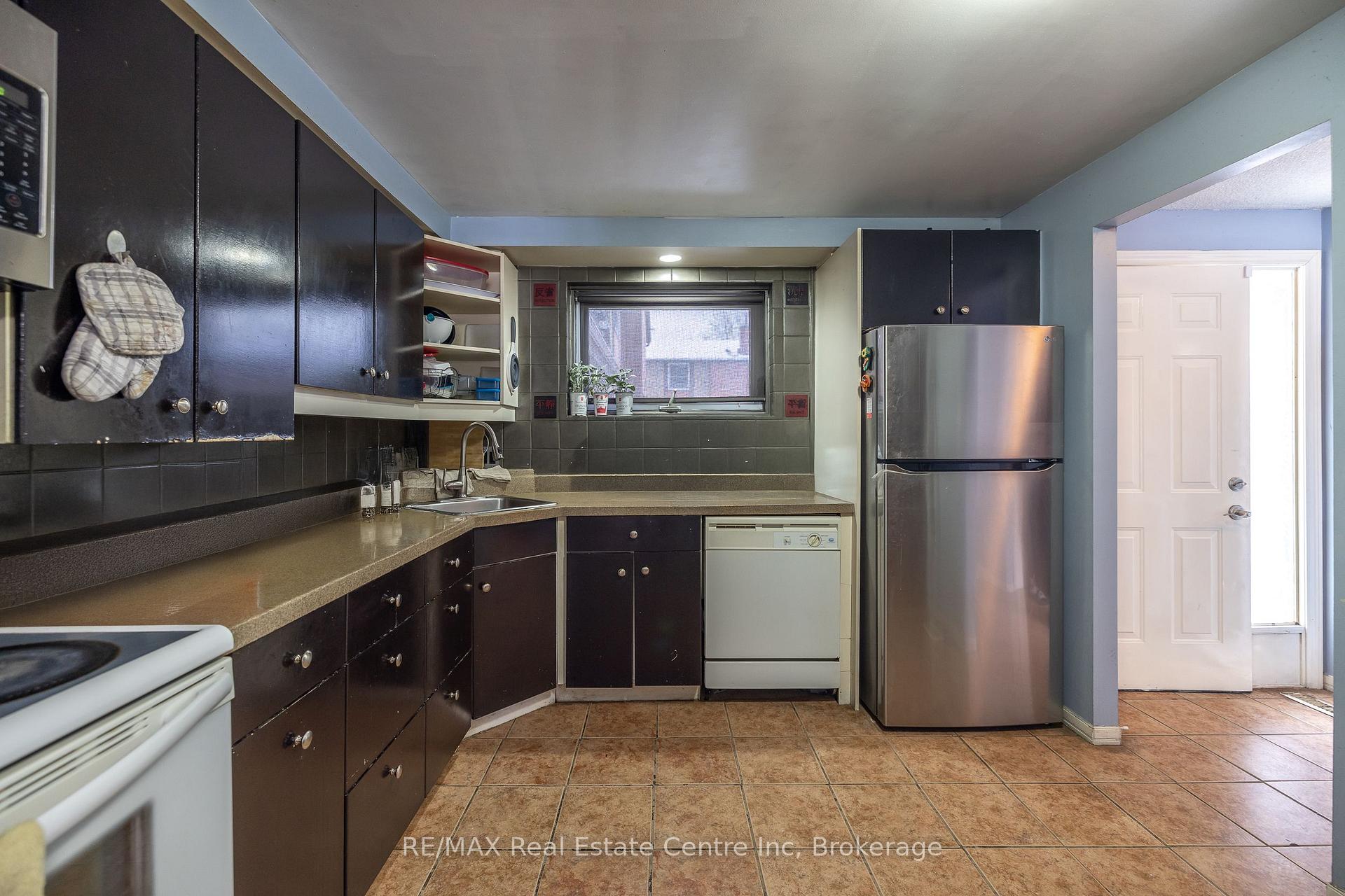 Photo 9 of Unit 31, 539 Willow Road, Guelph, Willow West/Sugarbush/West Acres — HOMEH