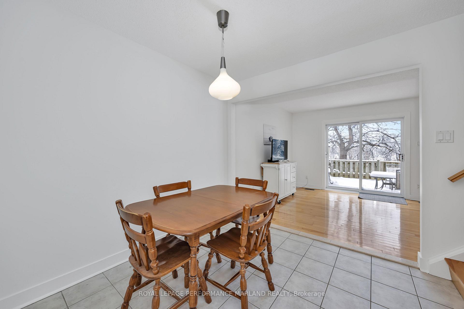 Photo 5 of Unit 46, 1402 Ballard Court, Ottawa, Pineview — HOMEH