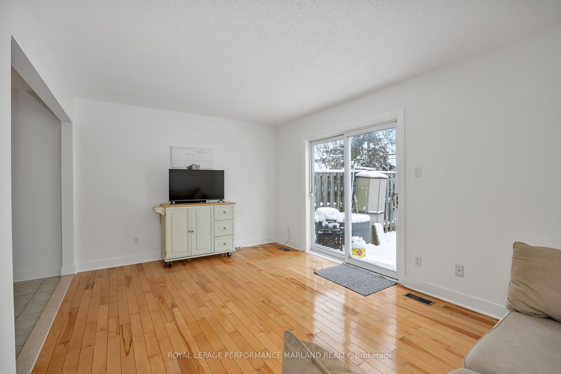 Photo 9 of Unit 46, 1402 Ballard Court, Ottawa, Pineview — HOMEH