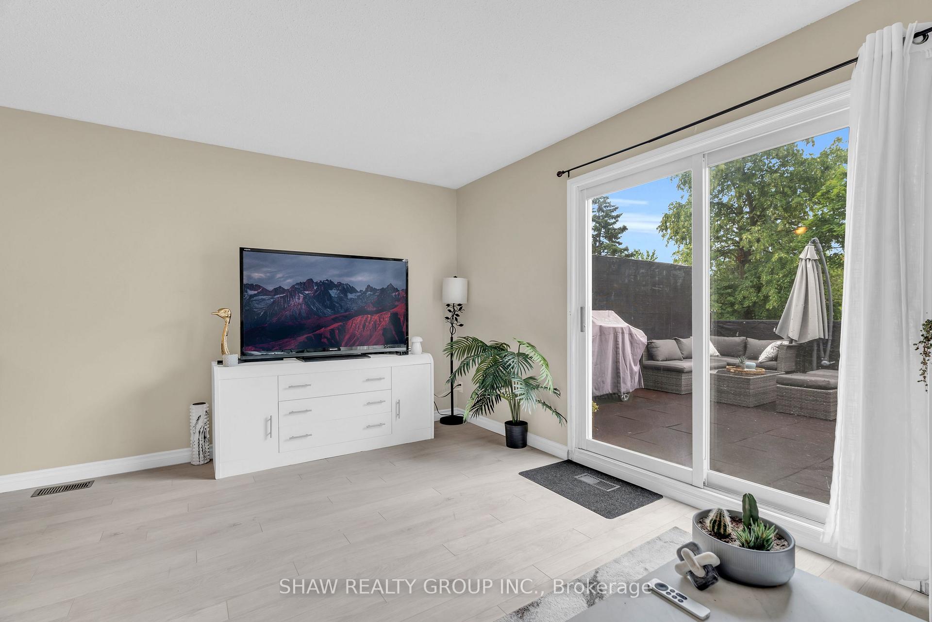 Photo 5 of Unit 11, 410 Pioneer Drive, Kitchener — HOMEH