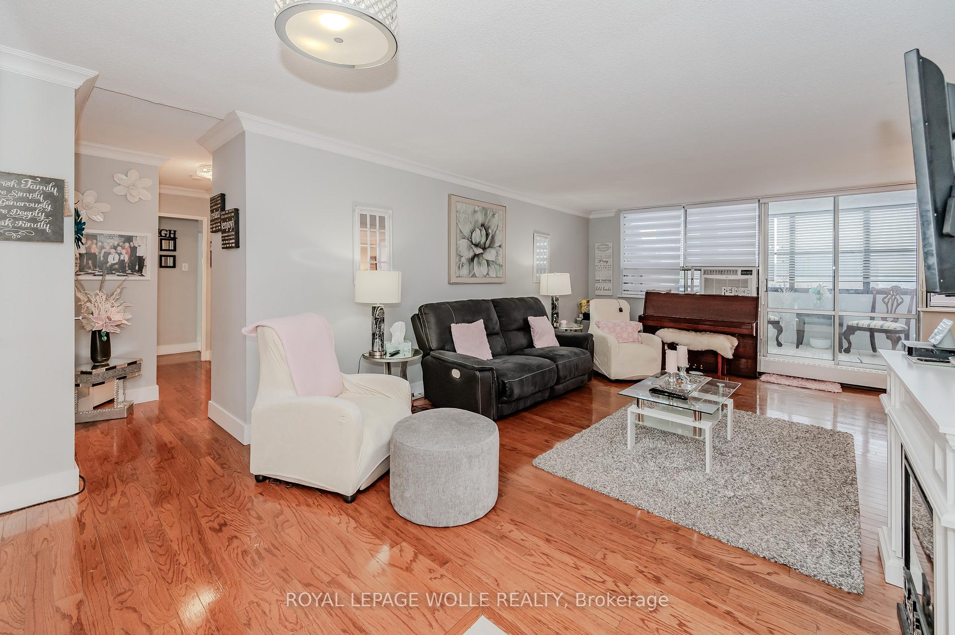 Photo 7 of Unit 801, 65 Westmount Road N, Waterloo — HOMEH