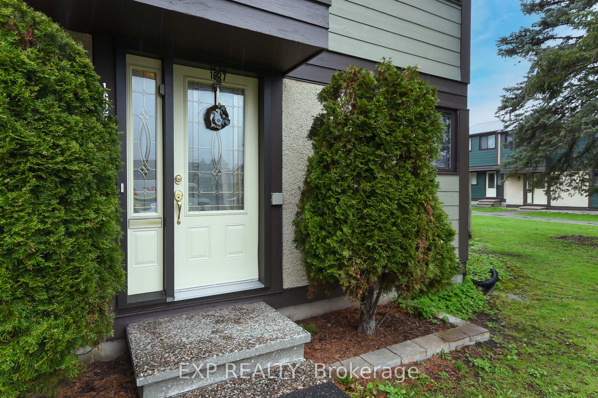 Photo 2 of 1627 Meadowbrook Road, Ottawa, Pineview — HOMEH
