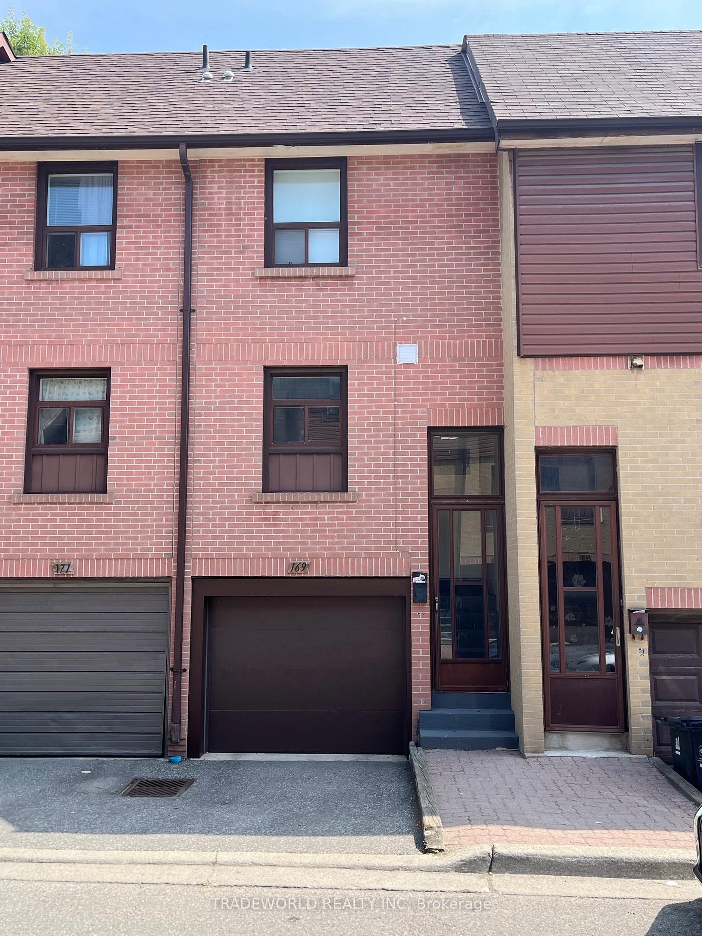 Front of Unit 169, 275 Broadview Avenue