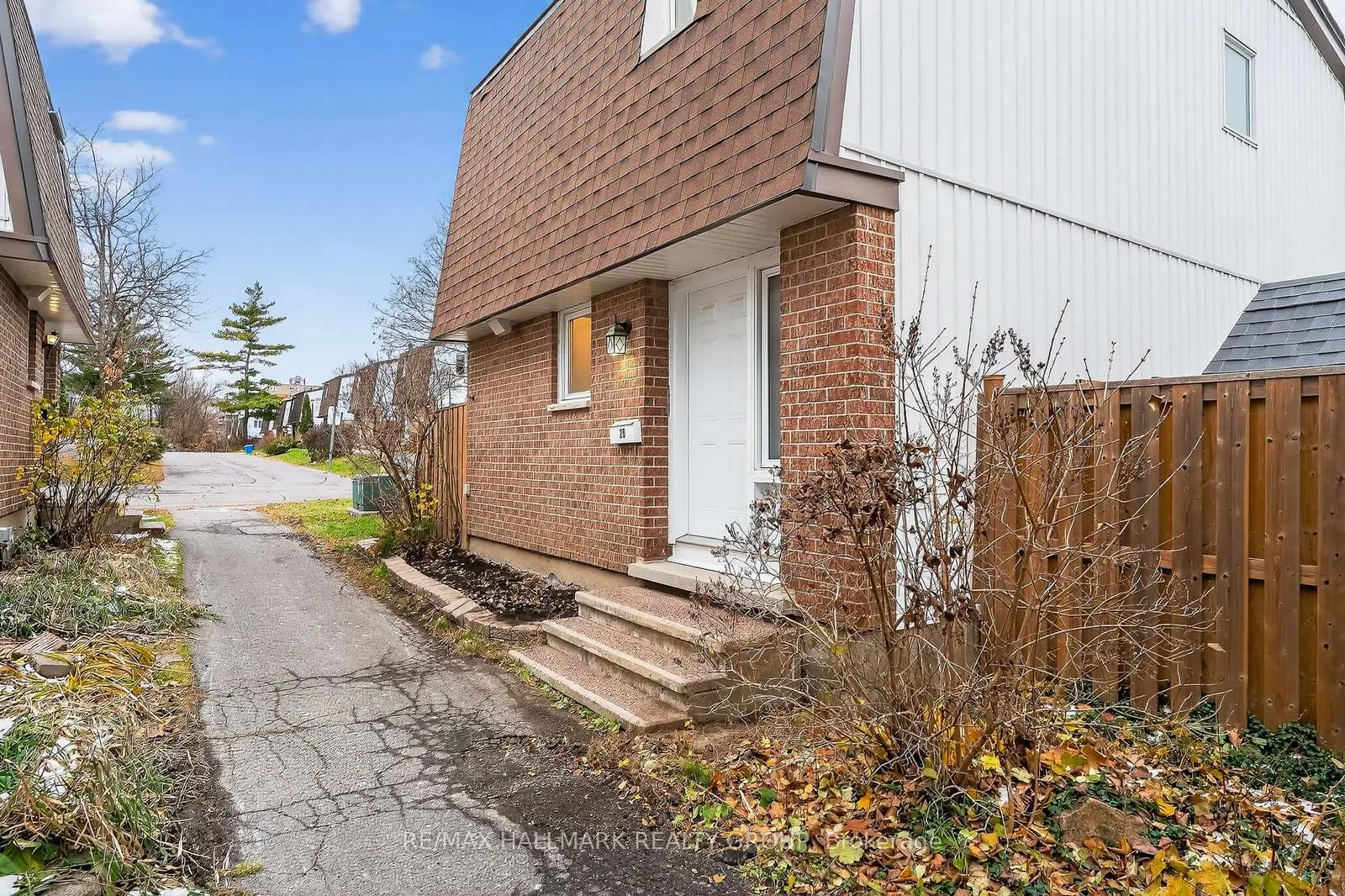 Photo 2 of Unit 26, 837 Eastvale Drive, Ottawa, Beaconwood — HOMEH