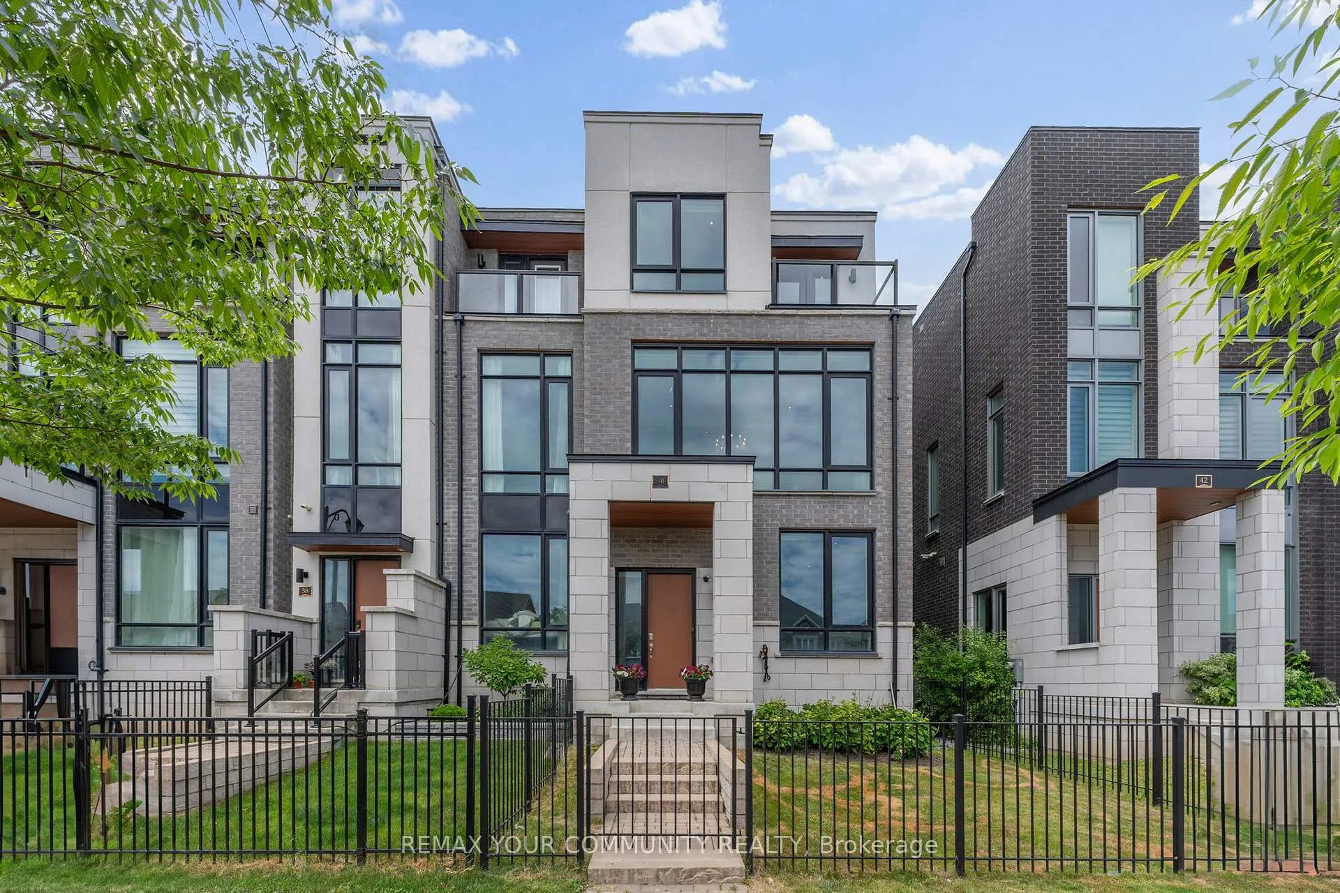 Photo 2 of 40 Crimson Forest Drive, Vaughan, Patterson — HOMEH