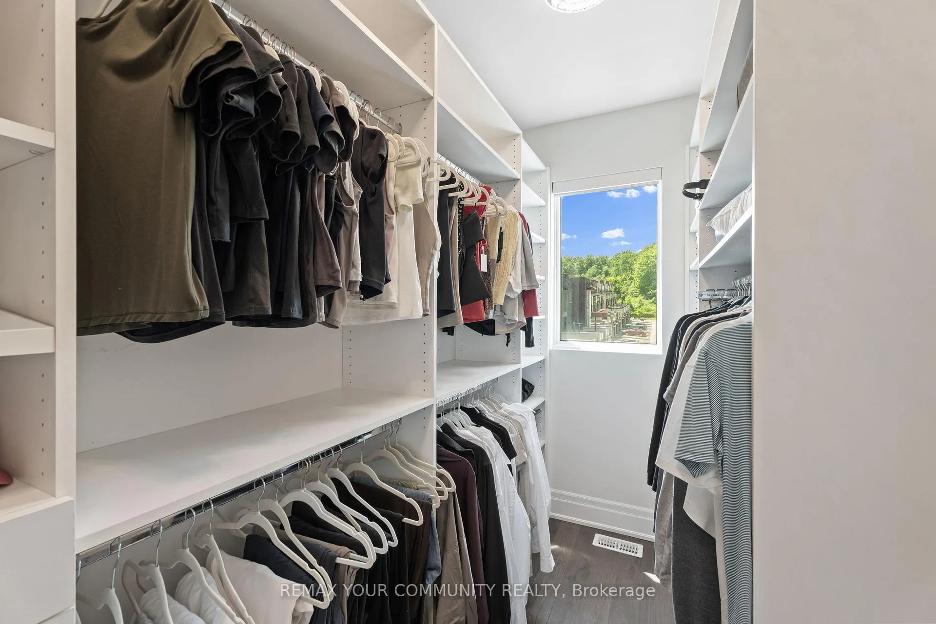Photo 26 of 40 Crimson Forest Drive, Vaughan, Patterson — HOMEH