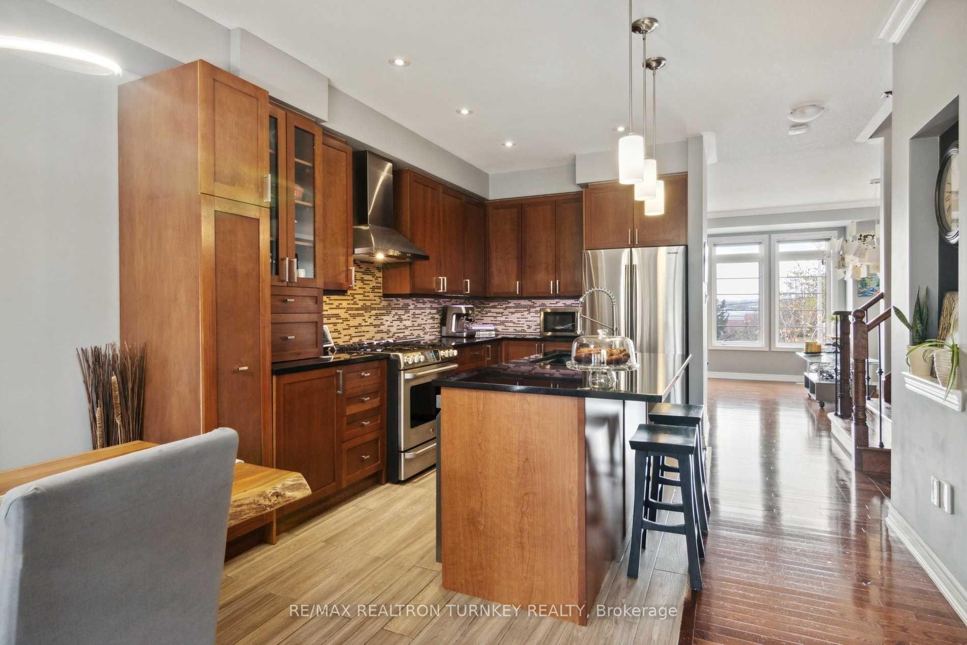 Photo 5 of 133 Zokol Drive, Aurora, Bayview Northeast — HOMEH