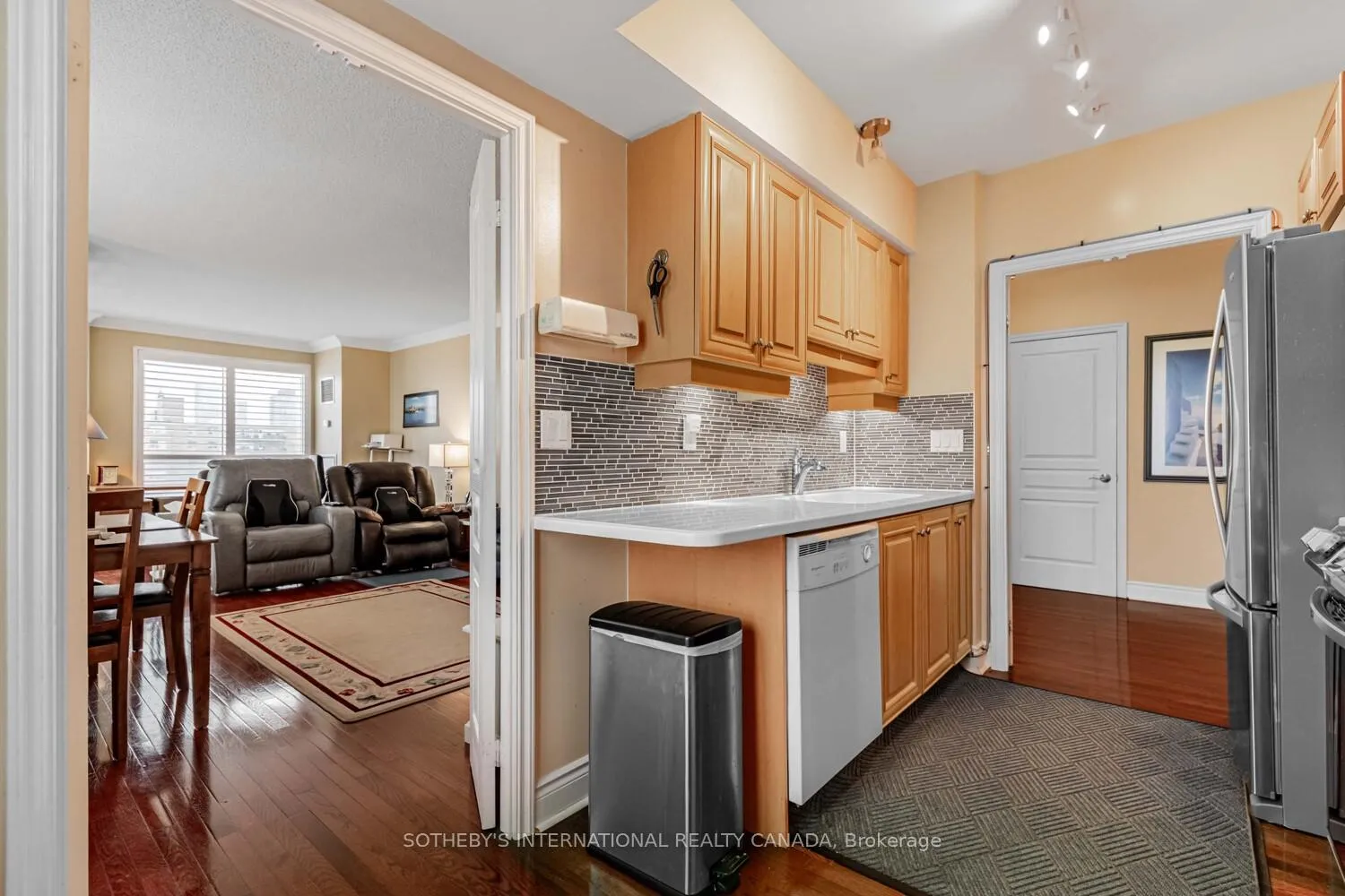 Photo 9 of Unit 907, 10 Delisle Avenue, Toronto, Yonge-St. Clair — HOMEH