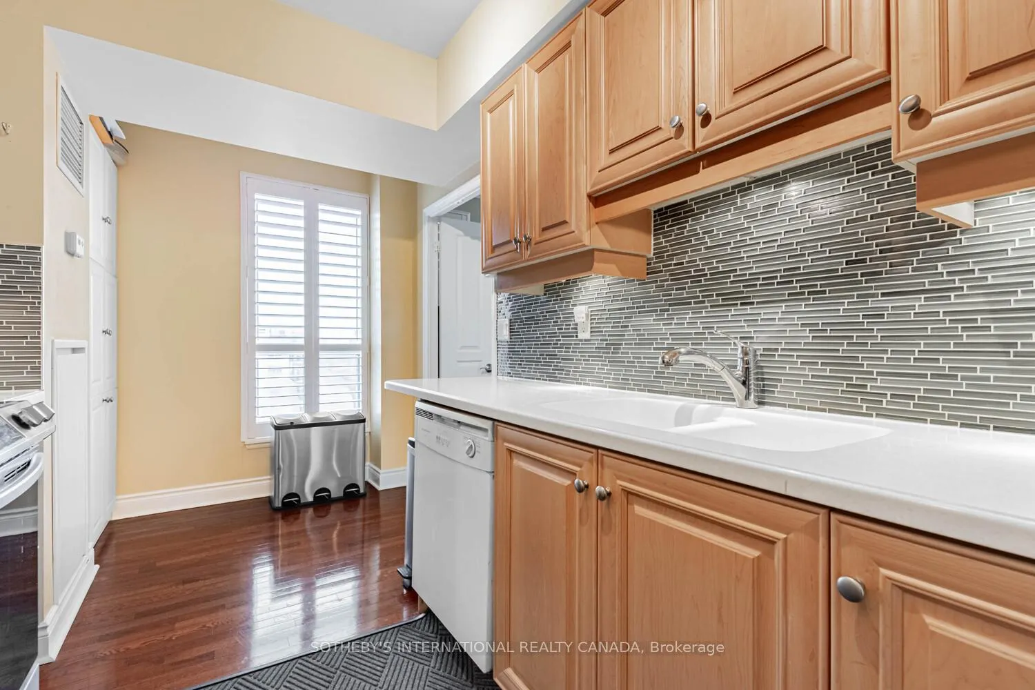Photo 10 of Unit 907, 10 Delisle Avenue, Toronto, Yonge-St. Clair — HOMEH