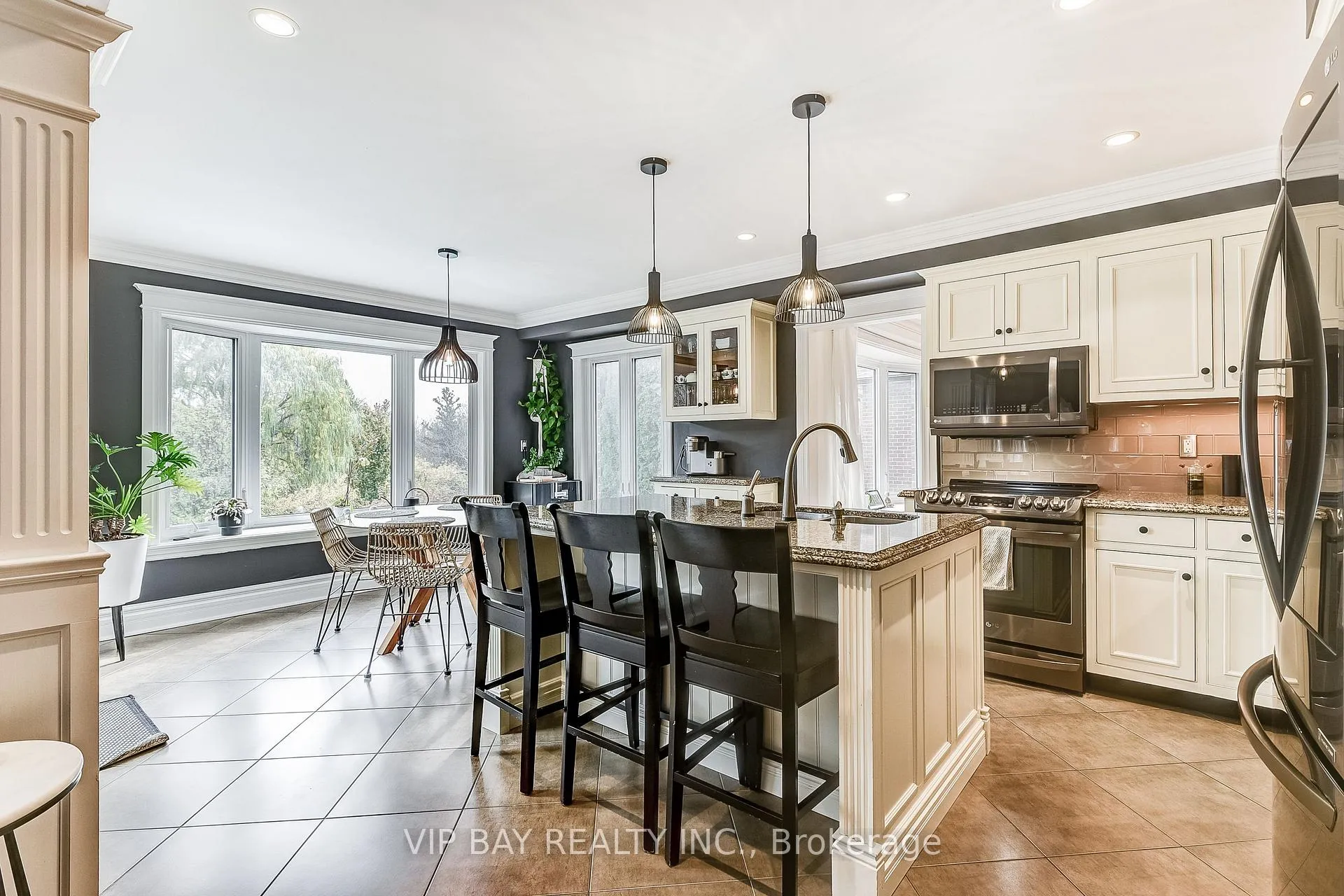 Photo 13 of 40 Dawnridge Trail, Brampton, Heart Lake West — HOMEH