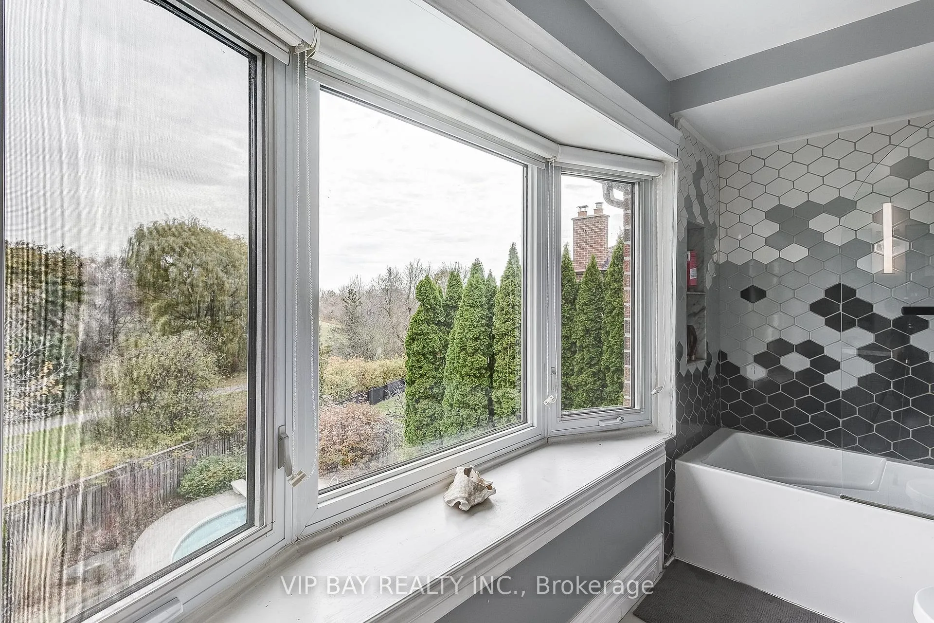 Photo 19 of 40 Dawnridge Trail, Brampton, Heart Lake West — HOMEH
