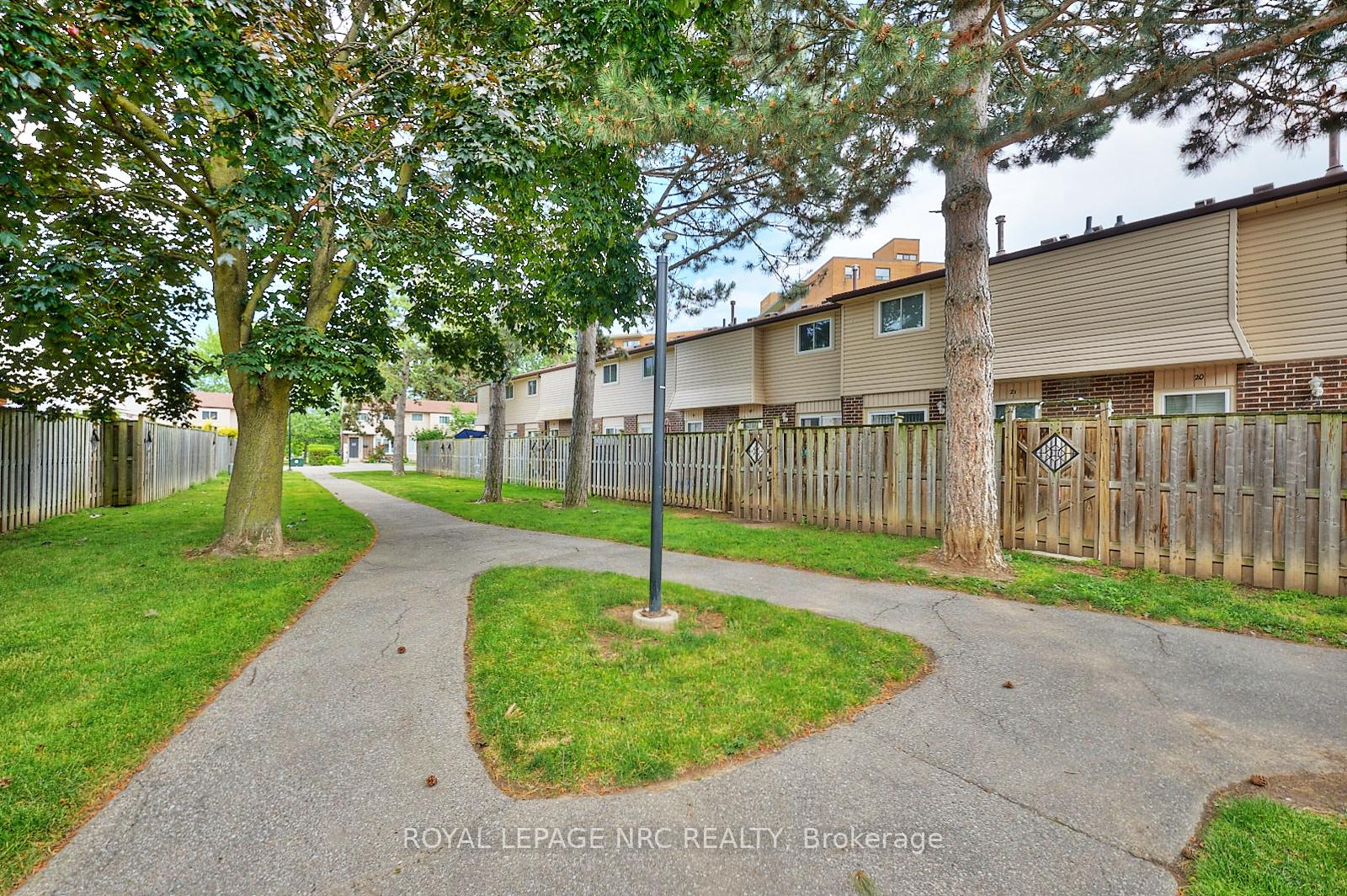 Photo 4 of Unit 22, 2 Weiden Street, St. Catharines, Bunting/Linwell — HOMEH