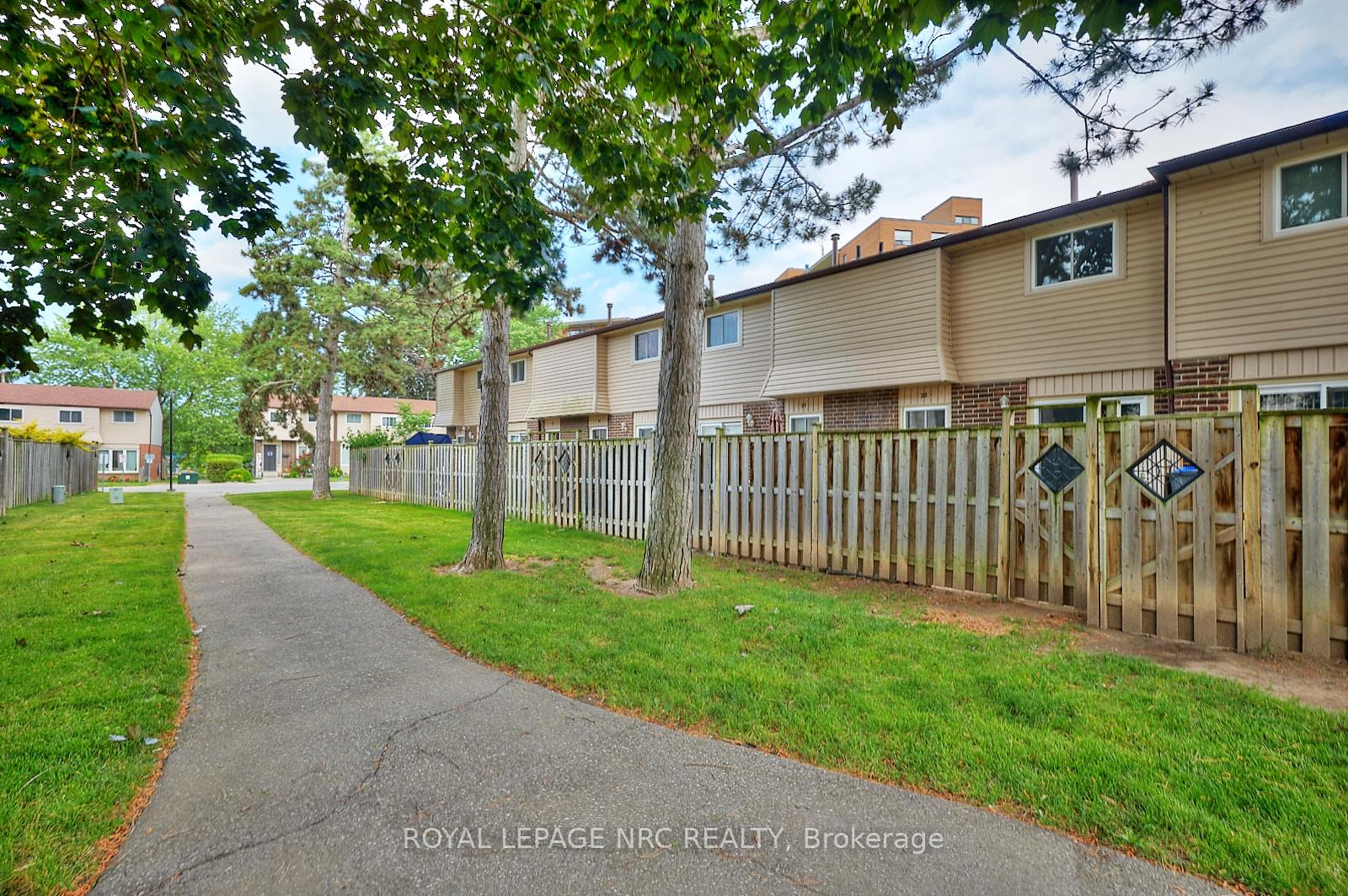 Photo 6 of Unit 22, 2 Weiden Street, St. Catharines, Bunting/Linwell — HOMEH