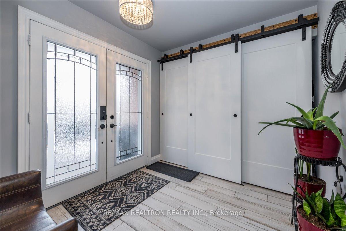 Photo 3 of 11 White Oaks Road, Barrie, Innis-Shore — HOMEH