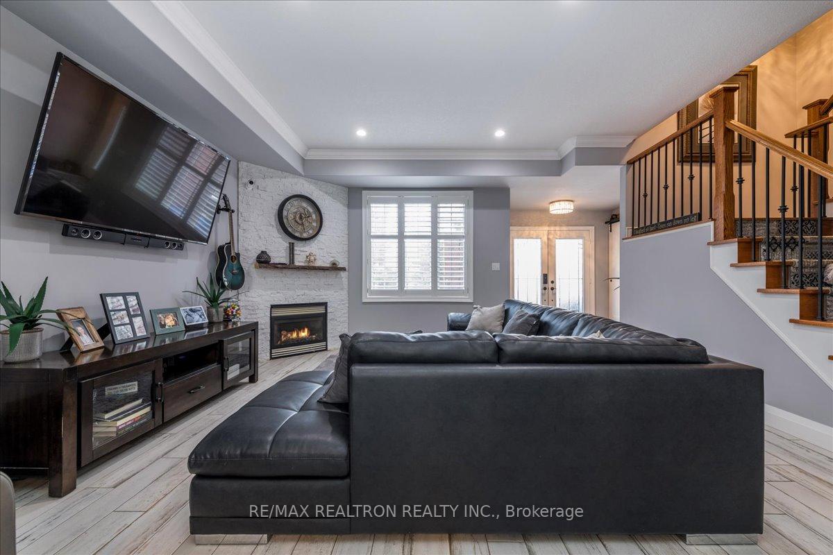 Photo 4 of 11 White Oaks Road, Barrie, Innis-Shore — HOMEH