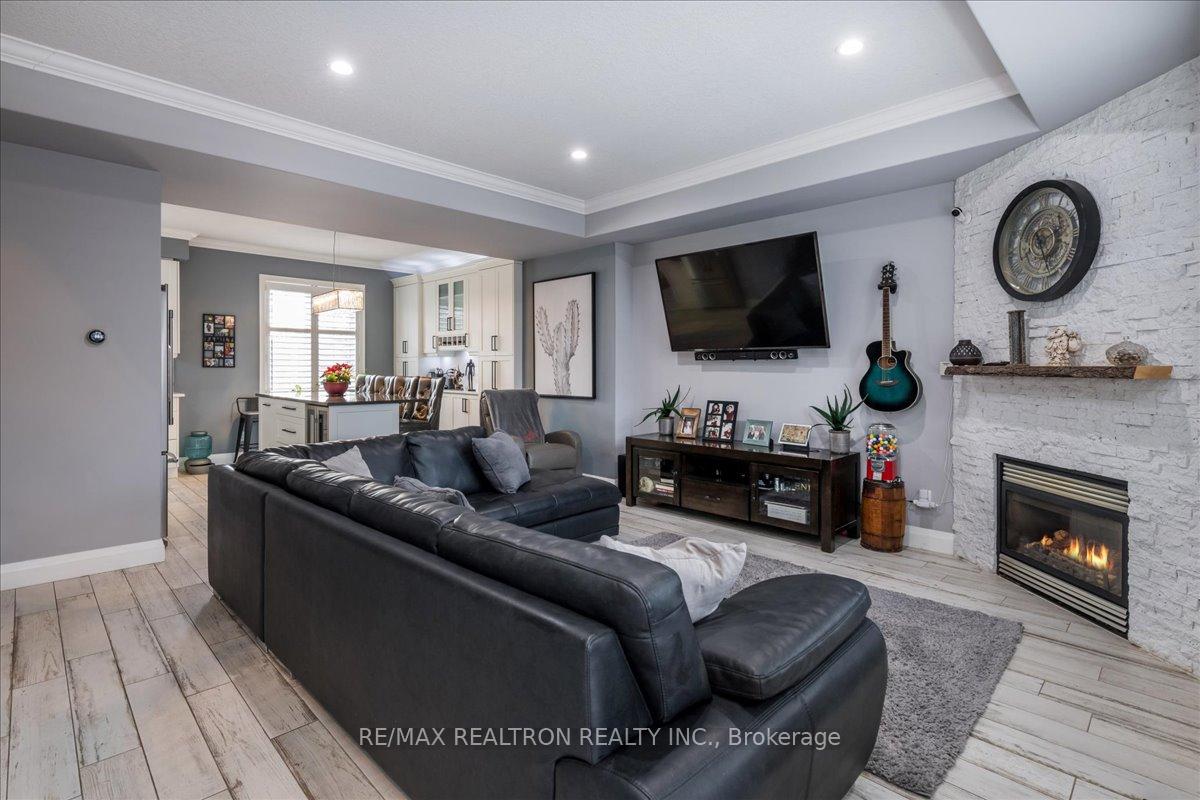 Photo 6 of 11 White Oaks Road, Barrie, Innis-Shore — HOMEH