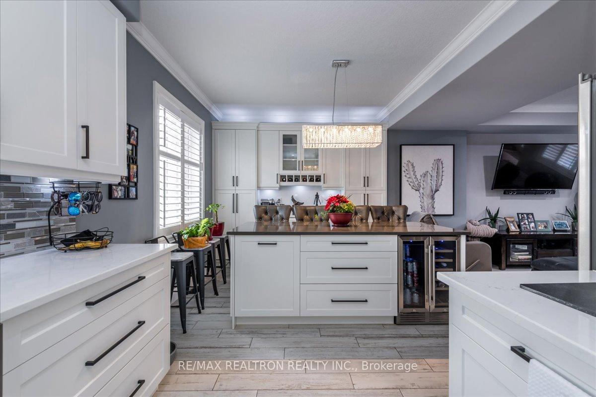 Photo 7 of 11 White Oaks Road, Barrie, Innis-Shore — HOMEH