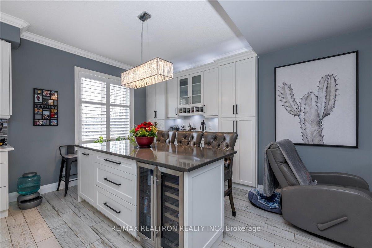 Photo 8 of 11 White Oaks Road, Barrie, Innis-Shore — HOMEH