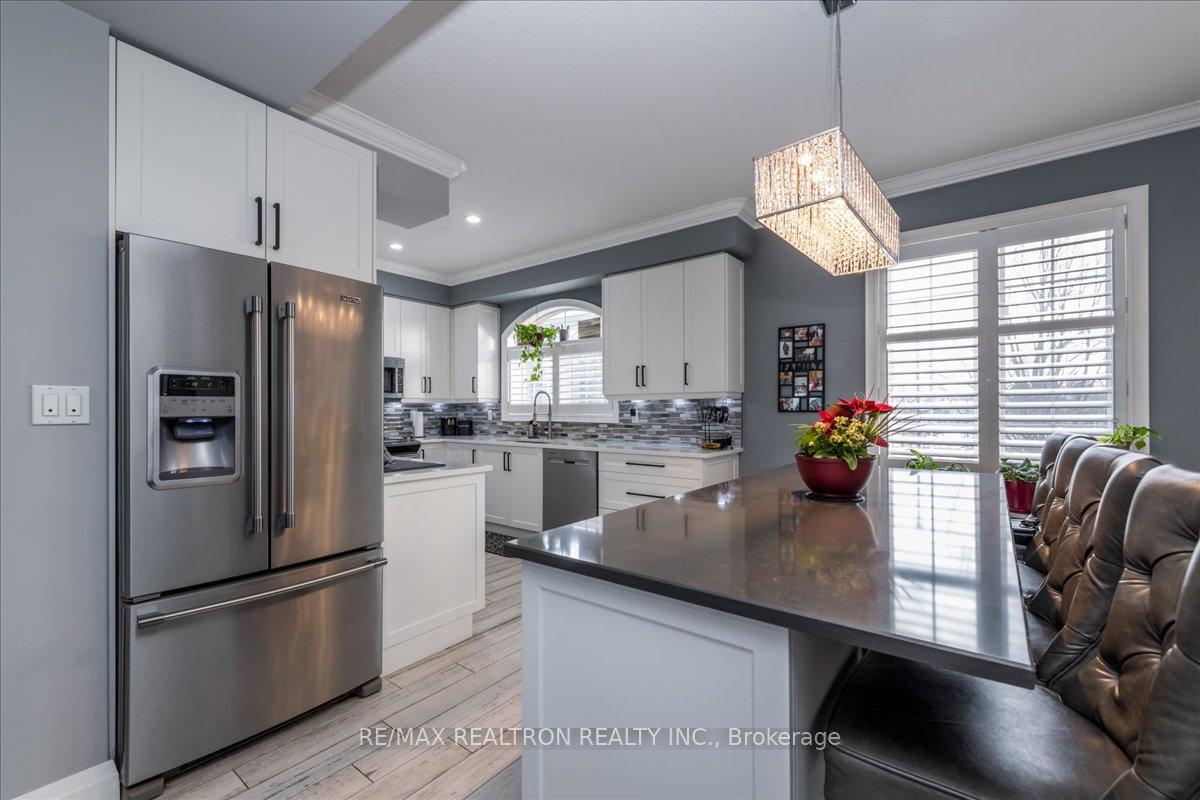 Photo 9 of 11 White Oaks Road, Barrie, Innis-Shore — HOMEH
