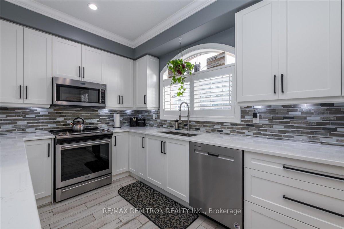 Photo 10 of 11 White Oaks Road, Barrie, Innis-Shore — HOMEH