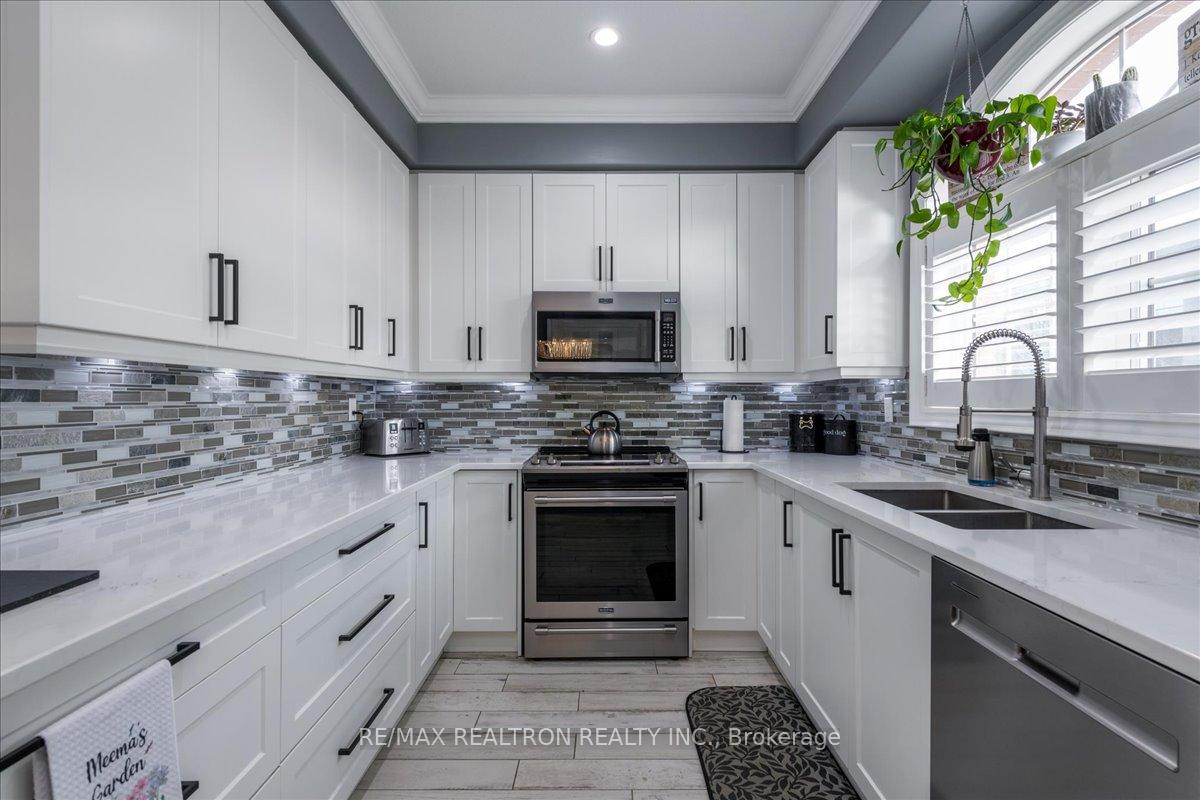 Photo 11 of 11 White Oaks Road, Barrie, Innis-Shore — HOMEH