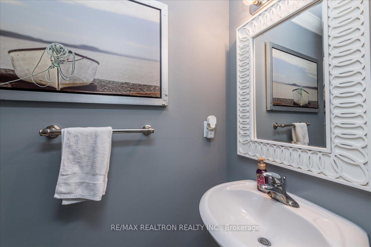 Photo 12 of 11 White Oaks Road, Barrie, Innis-Shore — HOMEH