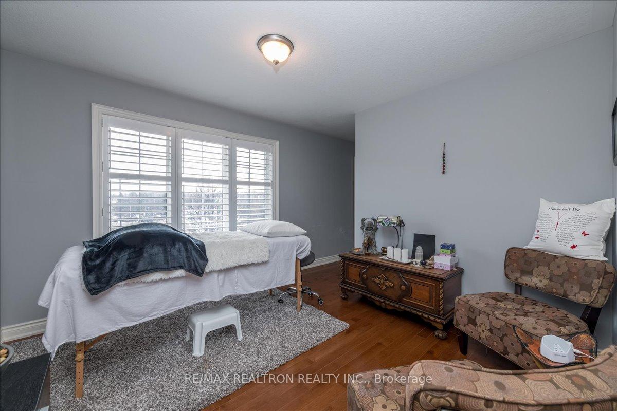Photo 21 of 11 White Oaks Road, Barrie, Innis-Shore — HOMEH