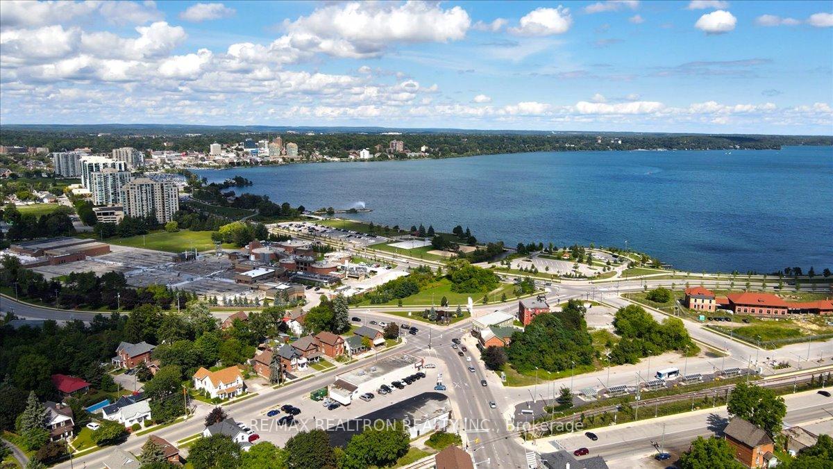Photo 40 of 11 White Oaks Road, Barrie, Innis-Shore — HOMEH