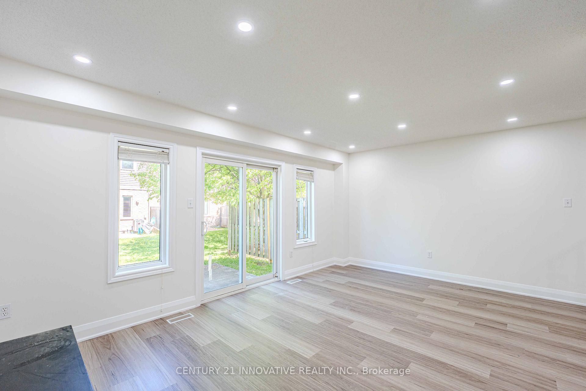 Photo 7 of 34 Revell Drive, Guelph, Clairfields/Hanlon Business Park — HOMEH